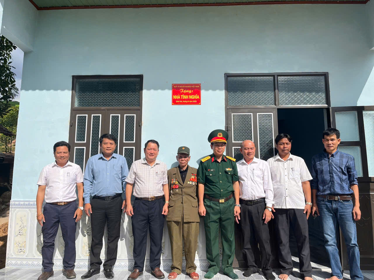 Căn nhà mới được bàn giao cho hộ ông U Lú (thứ 4 từ trái sang), thôn Tu Krối, xã Đăk Kôi, tỉnh Quảng Ngãi. Ảnh: UBND xã Đăk Kôi