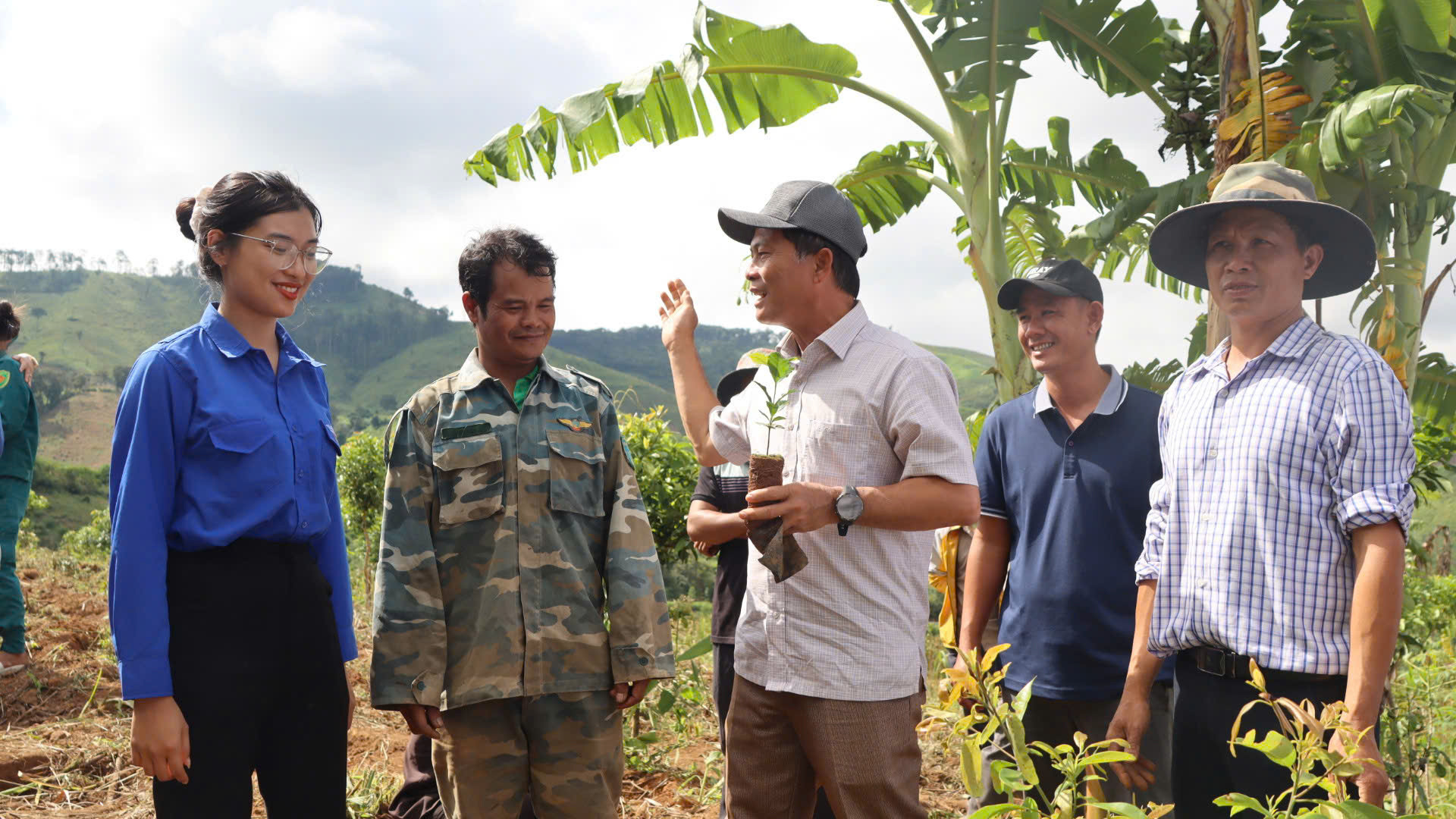 Tu Mơ Rông chuyển “đại hội không hoa” thành 1 triệu cây giống miễn phí cho dân 