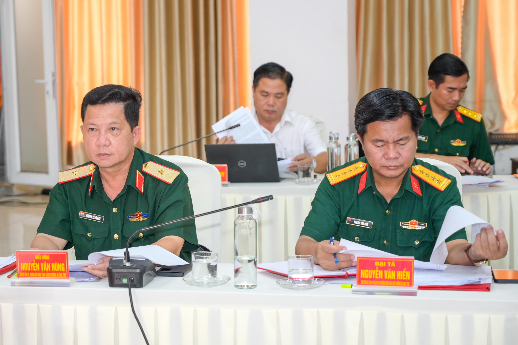 Thiếu tướng Nguyễn Văn Hùng ( bìa bên trái), Chỉ huy trưởng Bộ Chỉ huy Quân sự tỉnh An Giang tham dự hội nghị