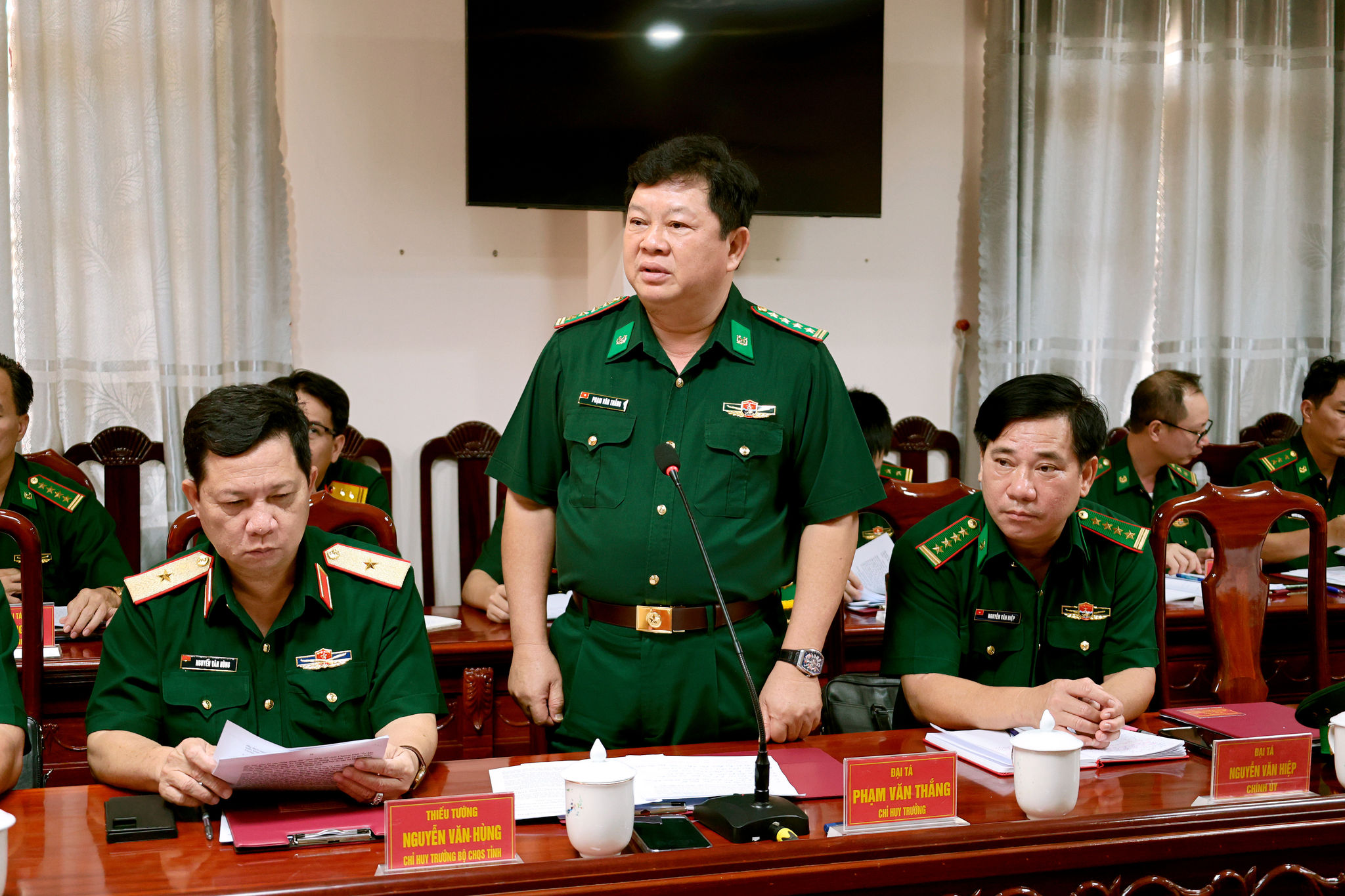 Đại tá Phạm Văn Thắng, Phó Chỉ huy trưởng Bộ Chỉ huy Quân sự tỉnh, Chỉ huy trưởng Ban Chỉ huy Bộ đội Biên phòng tỉnh An Giang báo cáo tình hình, kết quả thực hiện nhiệm vụ 6 tháng đầu năm 2026 với đoàn kiểm tra (Ảnh: Tuấn Kiệt)