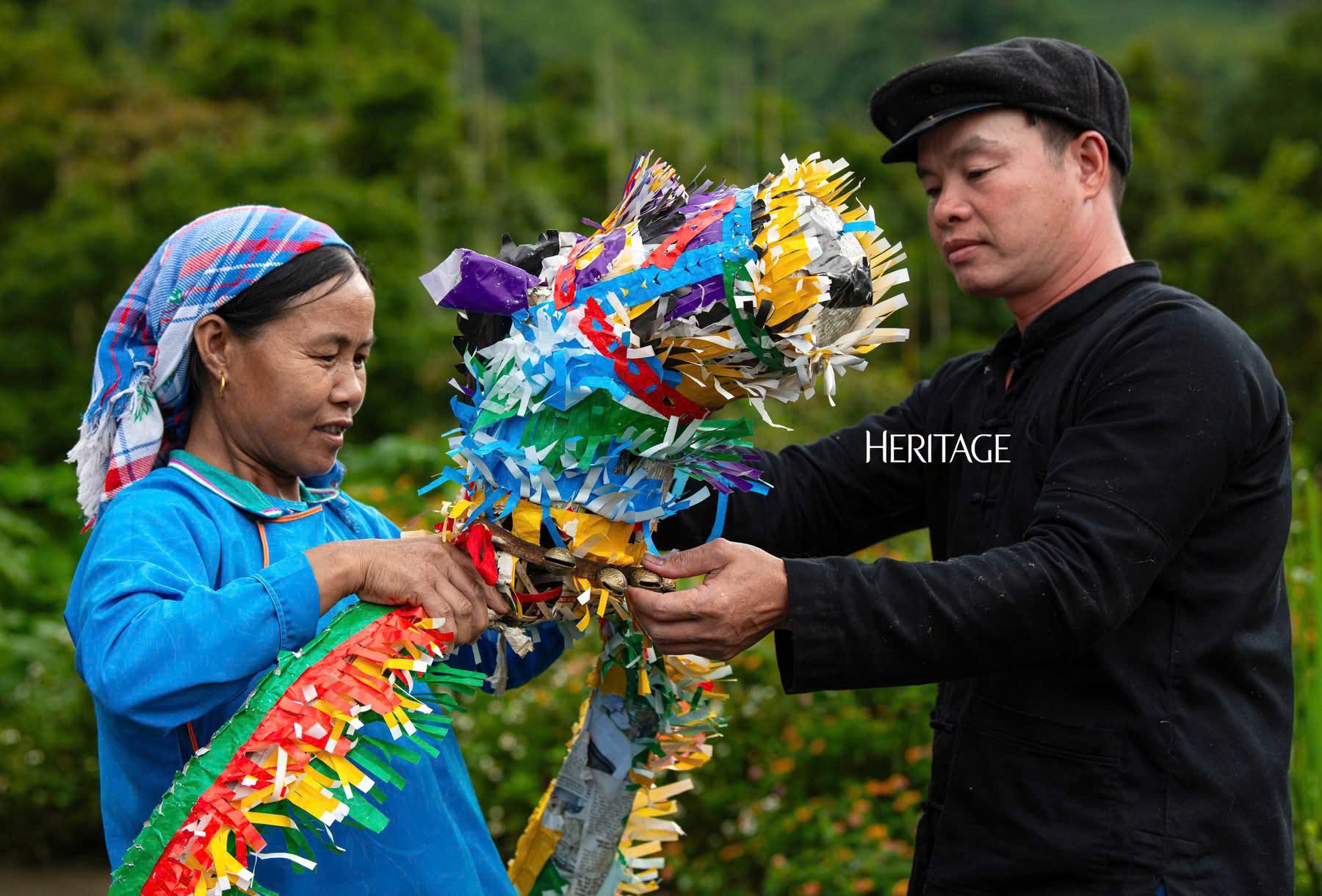 Con ngựa giấy không chỉ là vật trang trí mà trở thành nhân vật trung tâm trong nghi lễ (Ảnh Lê Huy - Herigate)