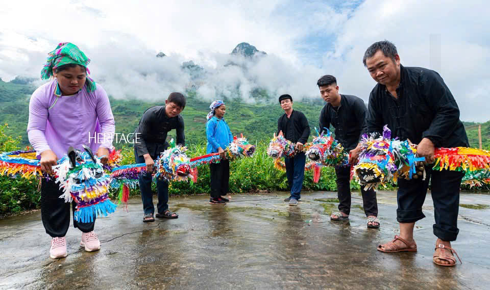 Múa ngựa giấy từ lâu đã trở thành một phần không thể tách rời trong đời sống tinh thần của cộng đồng của người Nùng Dín (Ảnh Lê Huy - Herigate)