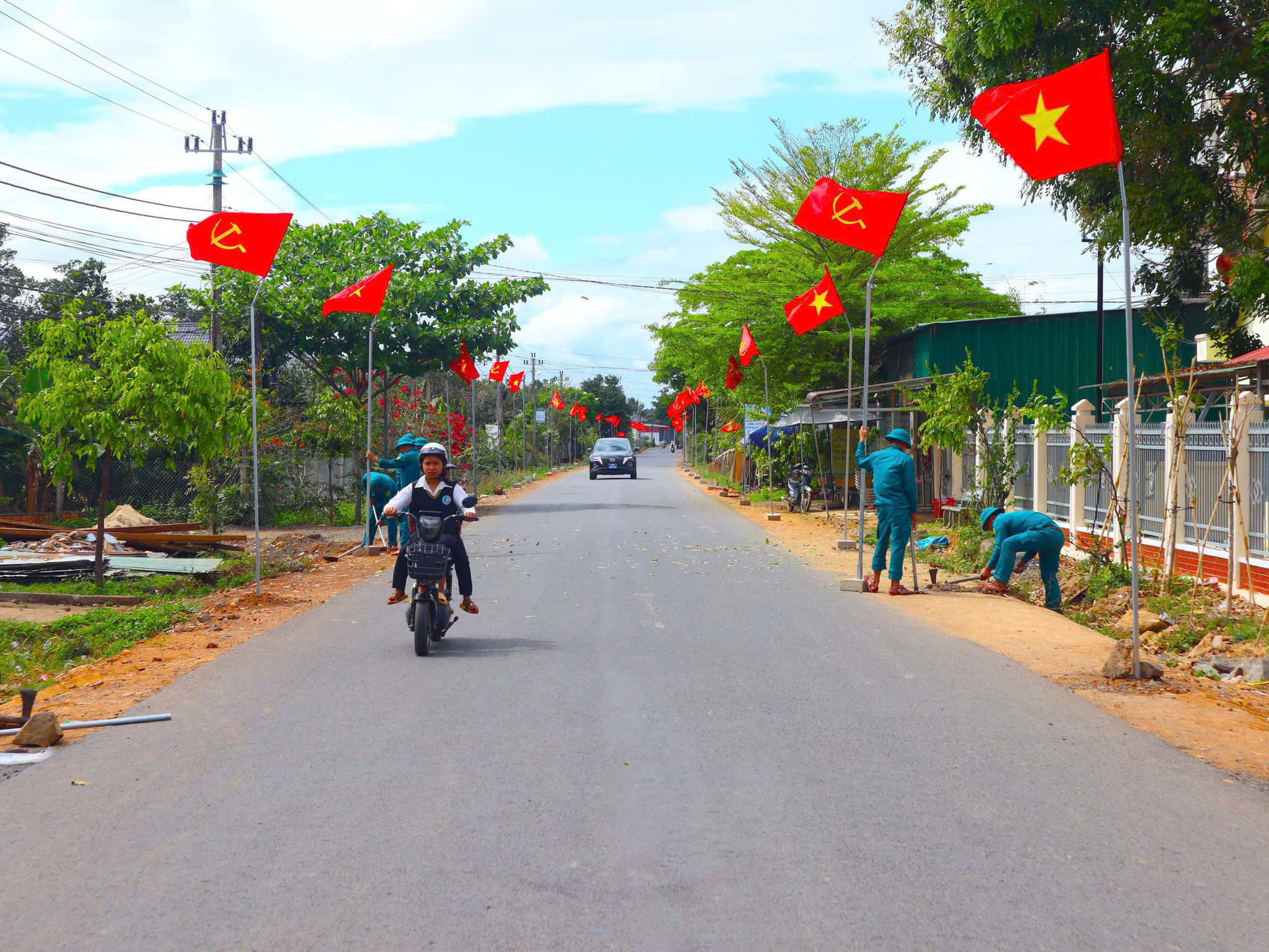 Tuyến đường 7km nối Đắk Phơi - Đắk Liêng giúp người dân thuận lợi hơn trong giao thương, tiêu thụ nông sản.