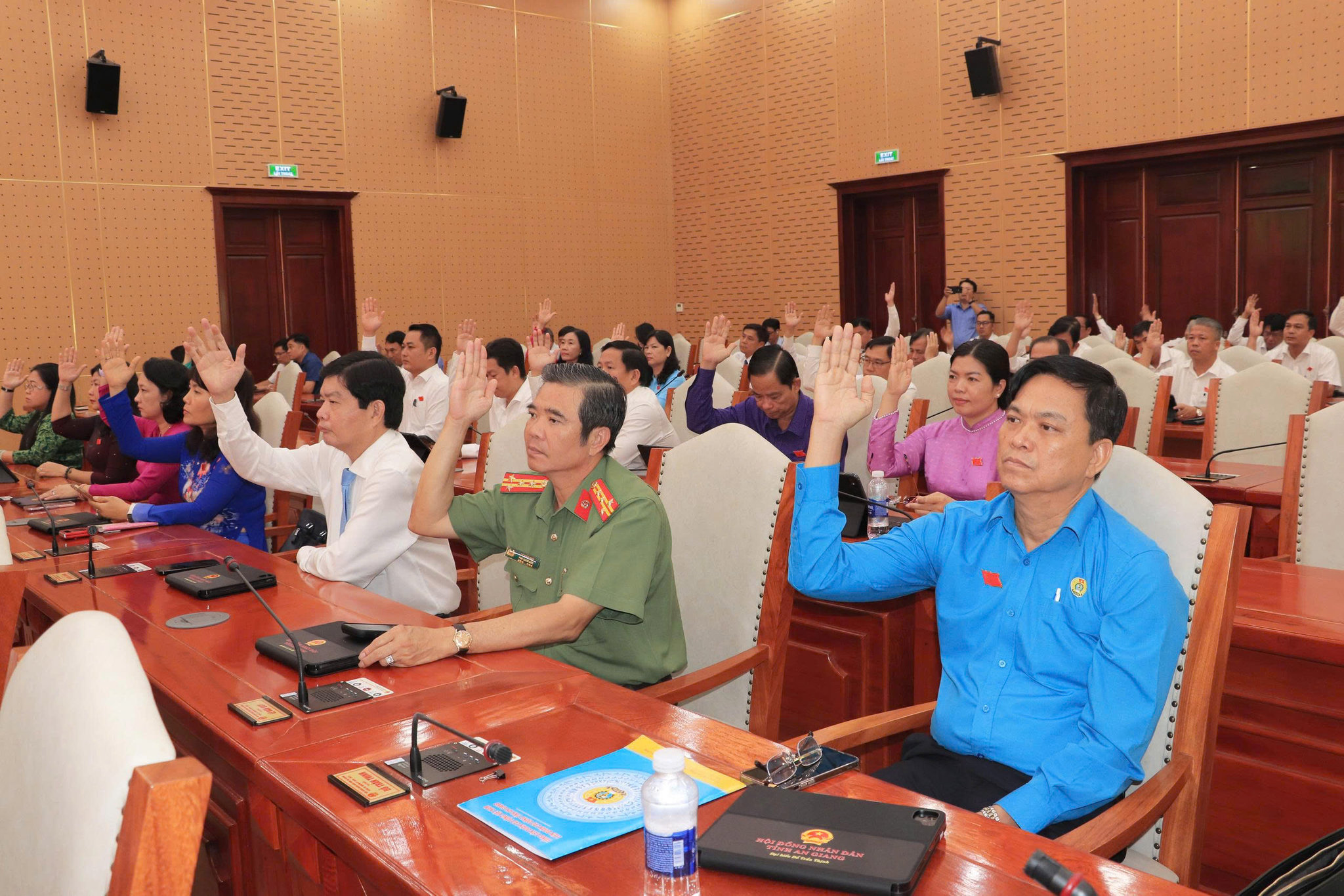 Các đại biểu biểu quyết thông qua các Nghị quyết