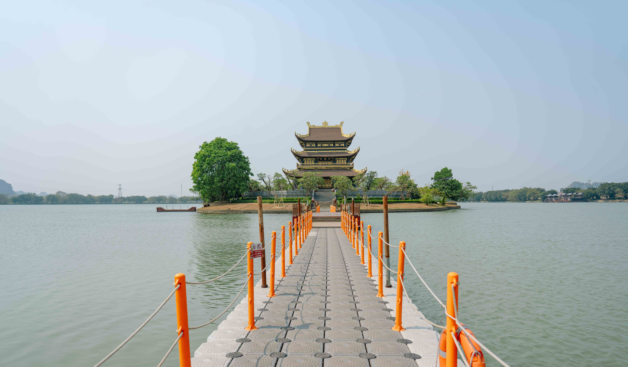 chua-bat-long-dau-an-tam-linh-giua-ho-nui-lo-a9a5.jpg