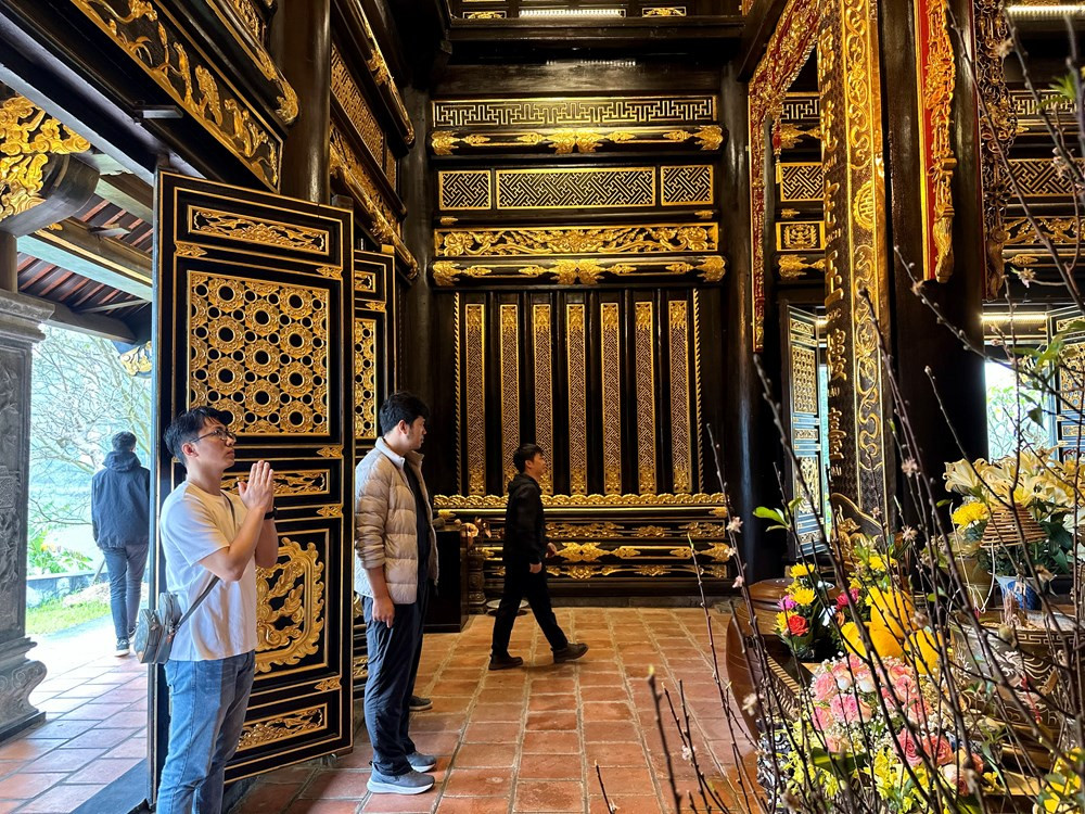 du khách đến chùa Vàng