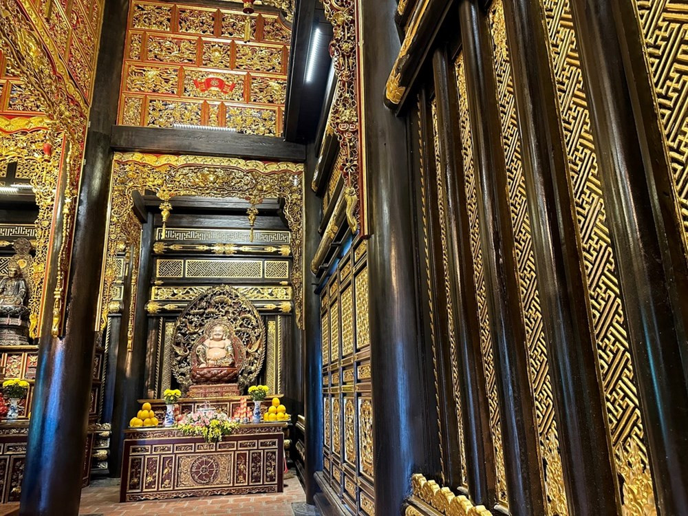 Hầu như toàn bộ ngôi chùa từ ngoài vào trong đều được dát vàng