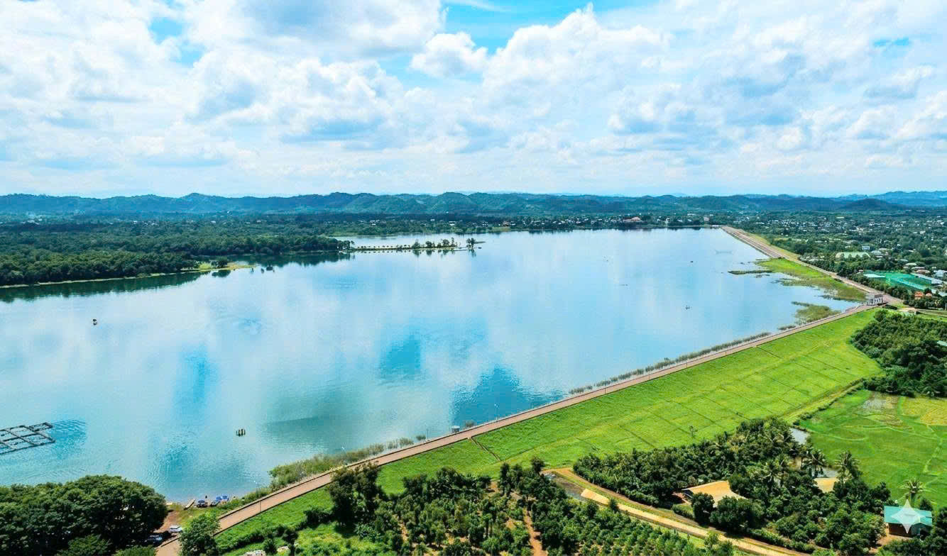 Hồ Ea Kao nhìn từ trên cao