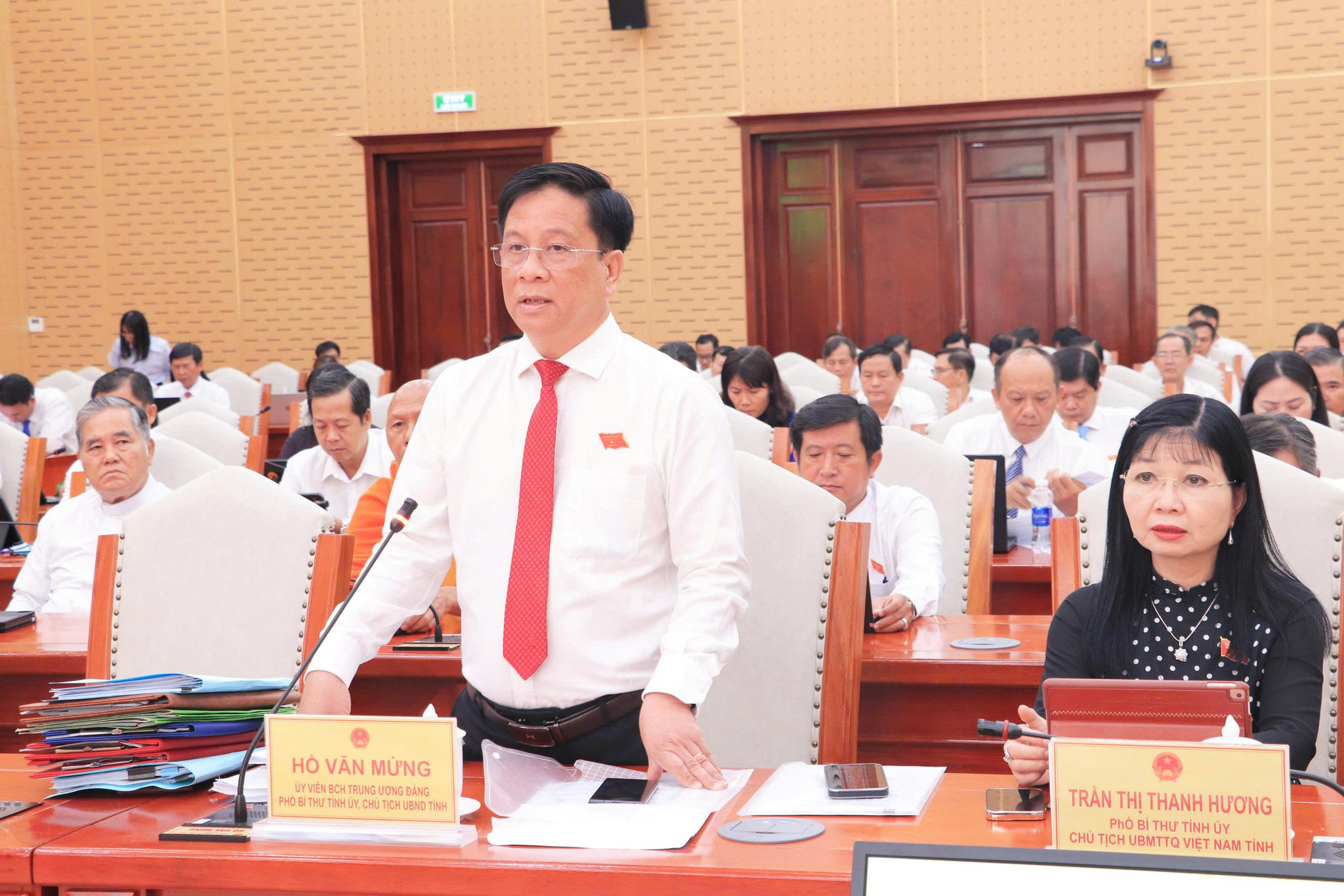 Ủy viên BCH Trung ương Đảng, Phó Bí thư Tỉnh ủy, Chủ tịch UBND tỉnh An Giang Hồ Văn Mừng phát biểu tại kỳ họp ( Ảnh: Như Ngọc)