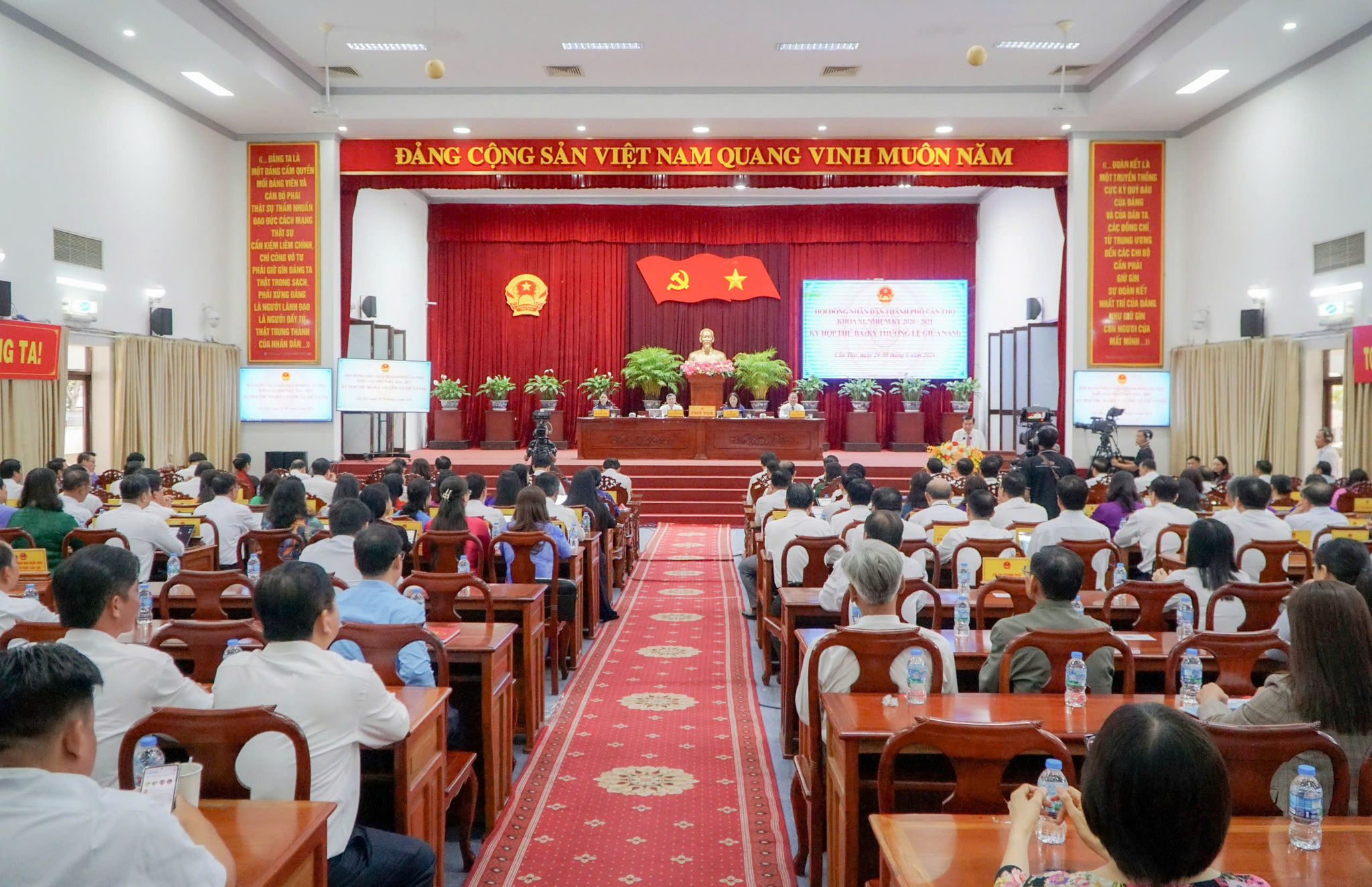 kỳ họp được kỳ vọng sẽ tạo bứt phá, phấn đấu hoàn thành và vượt các chỉ tiêu phát triển năm 2026 mà TP. Cần Thơ đã đề ra
