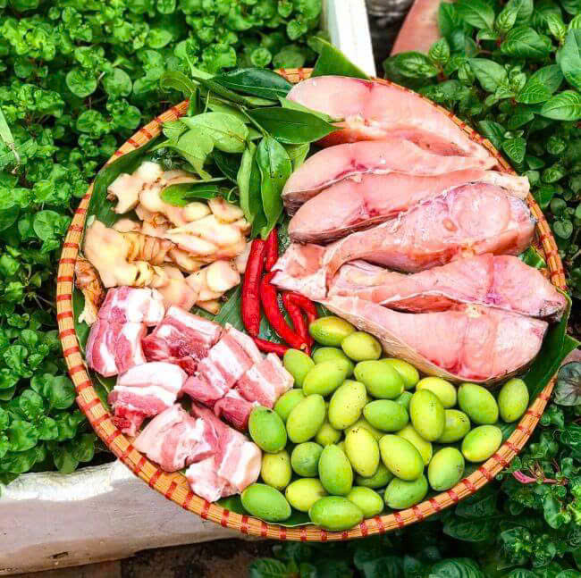 Nguyên liệu chế biến cá kho trám xanh (Ảnh Sasaki)