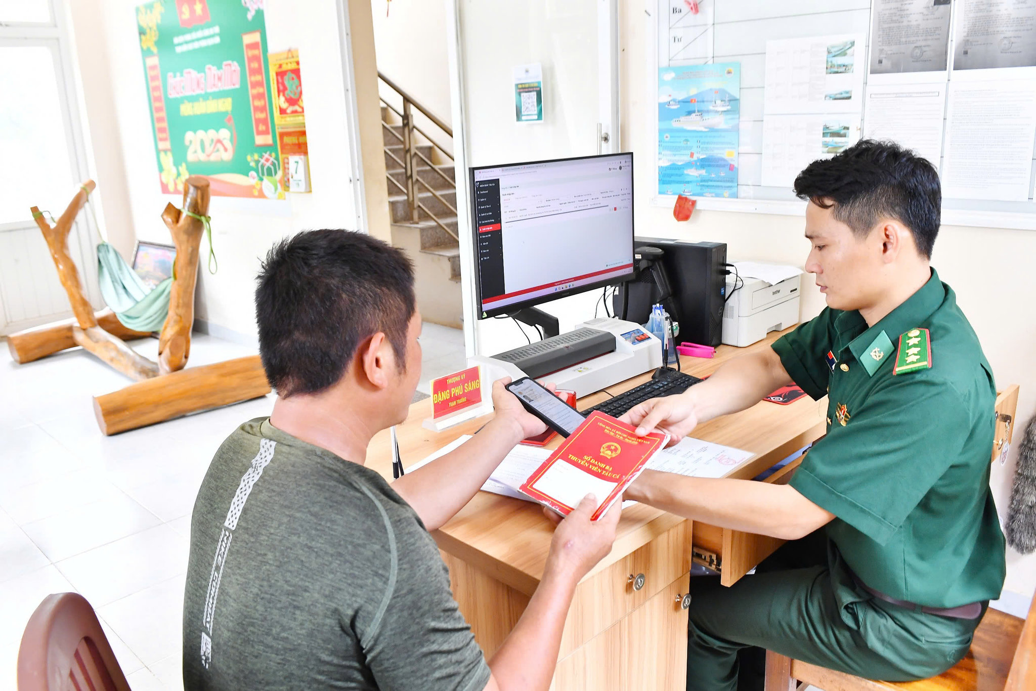 Thượng uý Đặng Phú Sáng, Trạm trưởng Trạm kiểm soát biên phòng Rạch Đầm, Đồn Biên phòng cửa khẩu cảng An Thới kiểm tra nhật ký khai thác; khai báo xuất, nhập bến, cũng như danh sách thành viên tàu cá và kết nối thông tin qua nhóm zalo tàu thuyền an toàn trên điện thoại thông minh