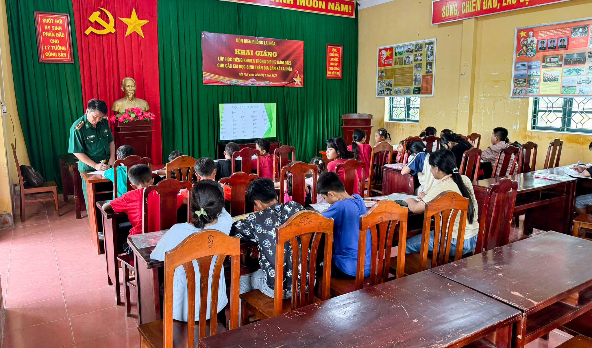 Cán bộ đồn Biên phòng Lai Hòa trực tiếp giảng dạy cho các em học sinh.