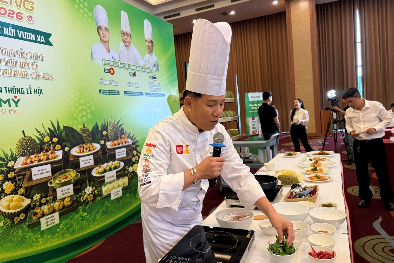 Bếp trưởng Kongsawat Surasak đến từ Thái Lan mang đến hai món ăn Cà ri xanh sầu riêng và Xôi sầu riêng