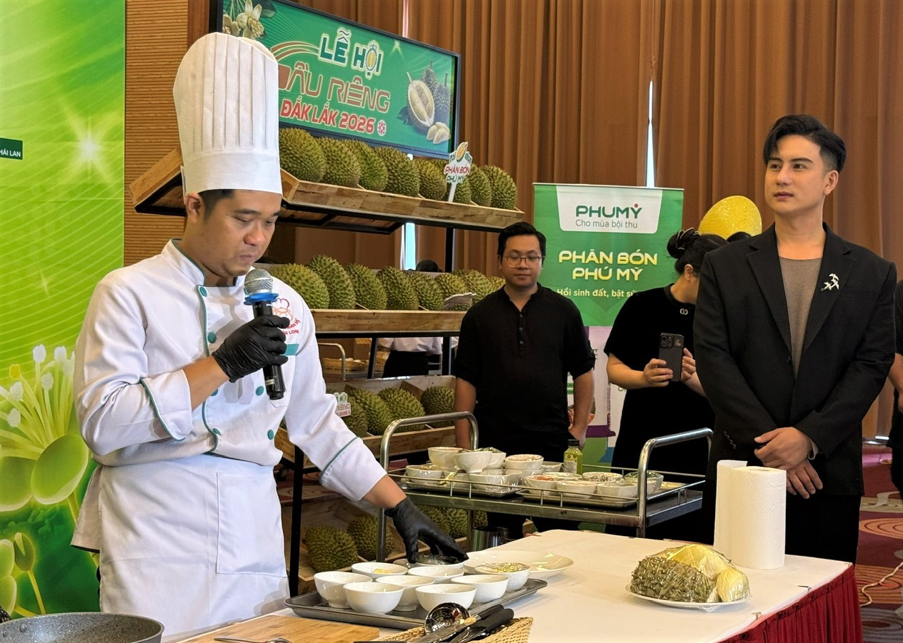 Bếp trưởng Lý Kim Long giới thiệu ba món ăn kết hợp giữa tôm và sầu riêng