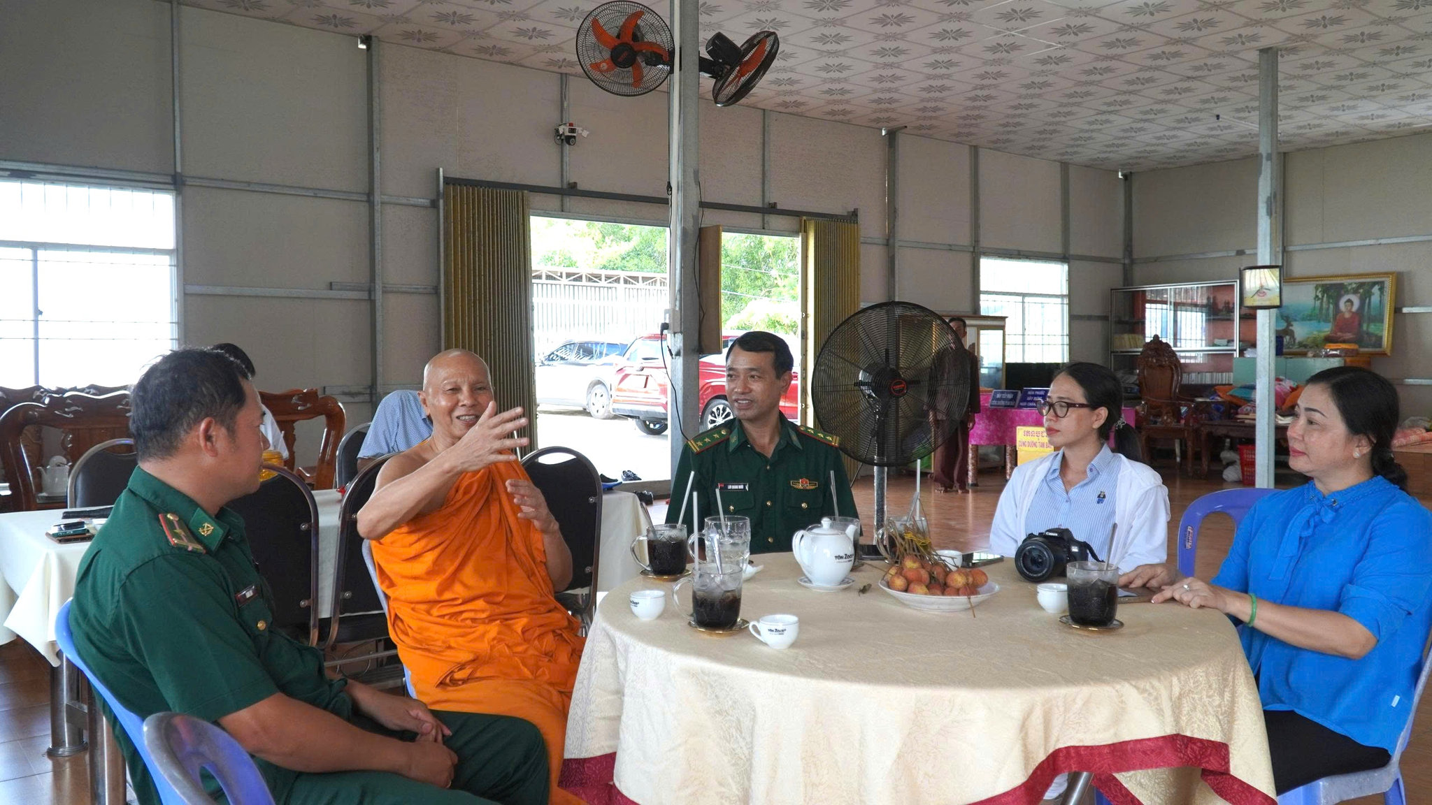 Hòa thượng Trần Phương, trụ trì chùa Bồ Đề Hải Đảo (Bodhidīpārāma) trao đổi với cán bộ đồn Biên phòng cửa khẩu cảng An Thới về các nội dung cần được hướng dẫn khi tham gia mạng xã hội