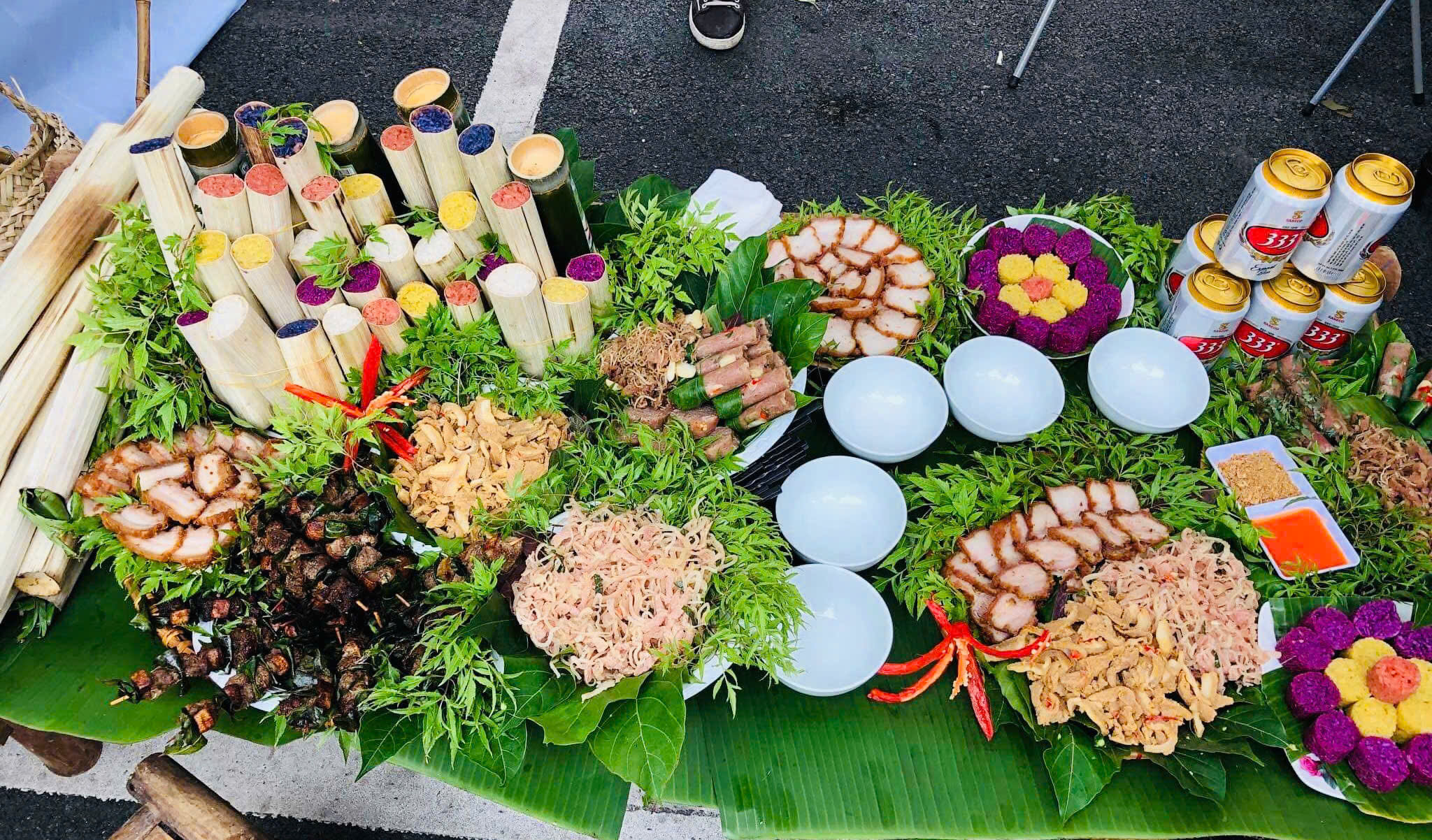 Mâm cỗ quê có món cơm lam hấp dẫn (Ảnh Việt Hà)
