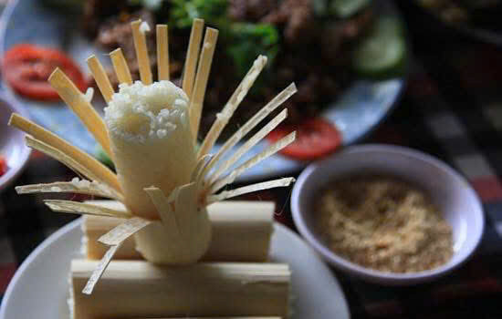 Cơm lam ống nứa vị nguyên bản (Ảnh Việt Hà)