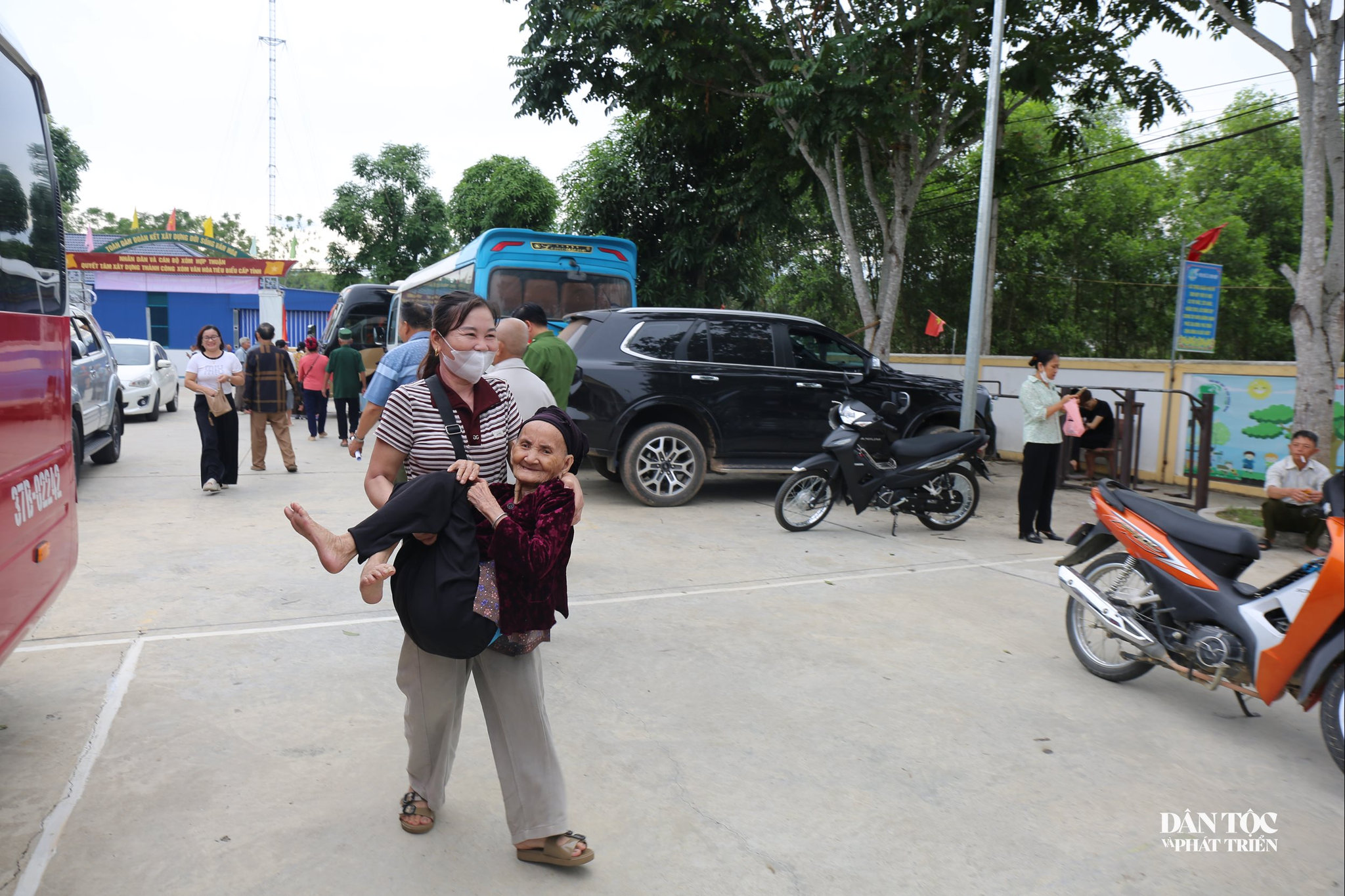 con bồng mẹ