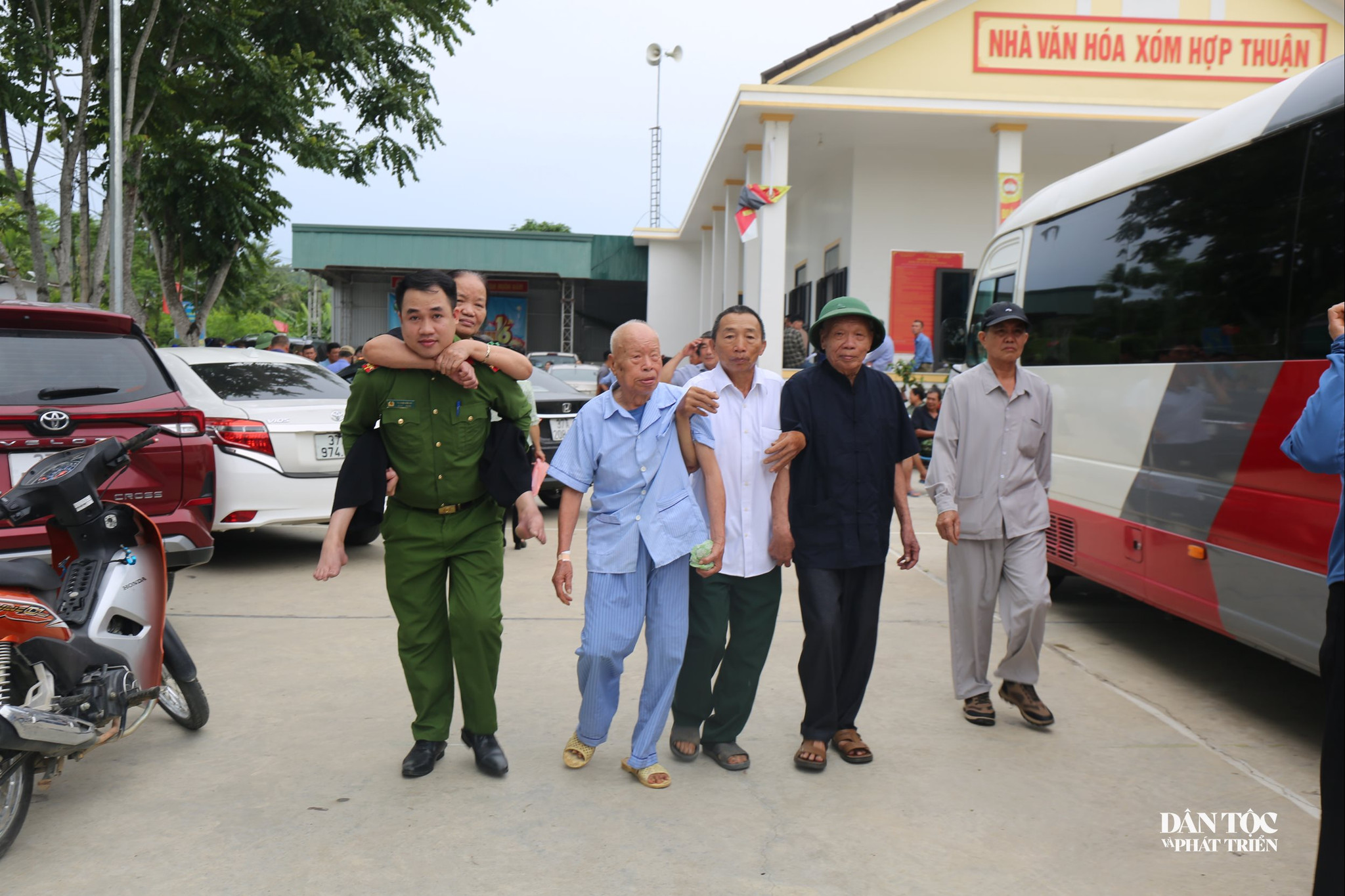 Hỗ trợ người già