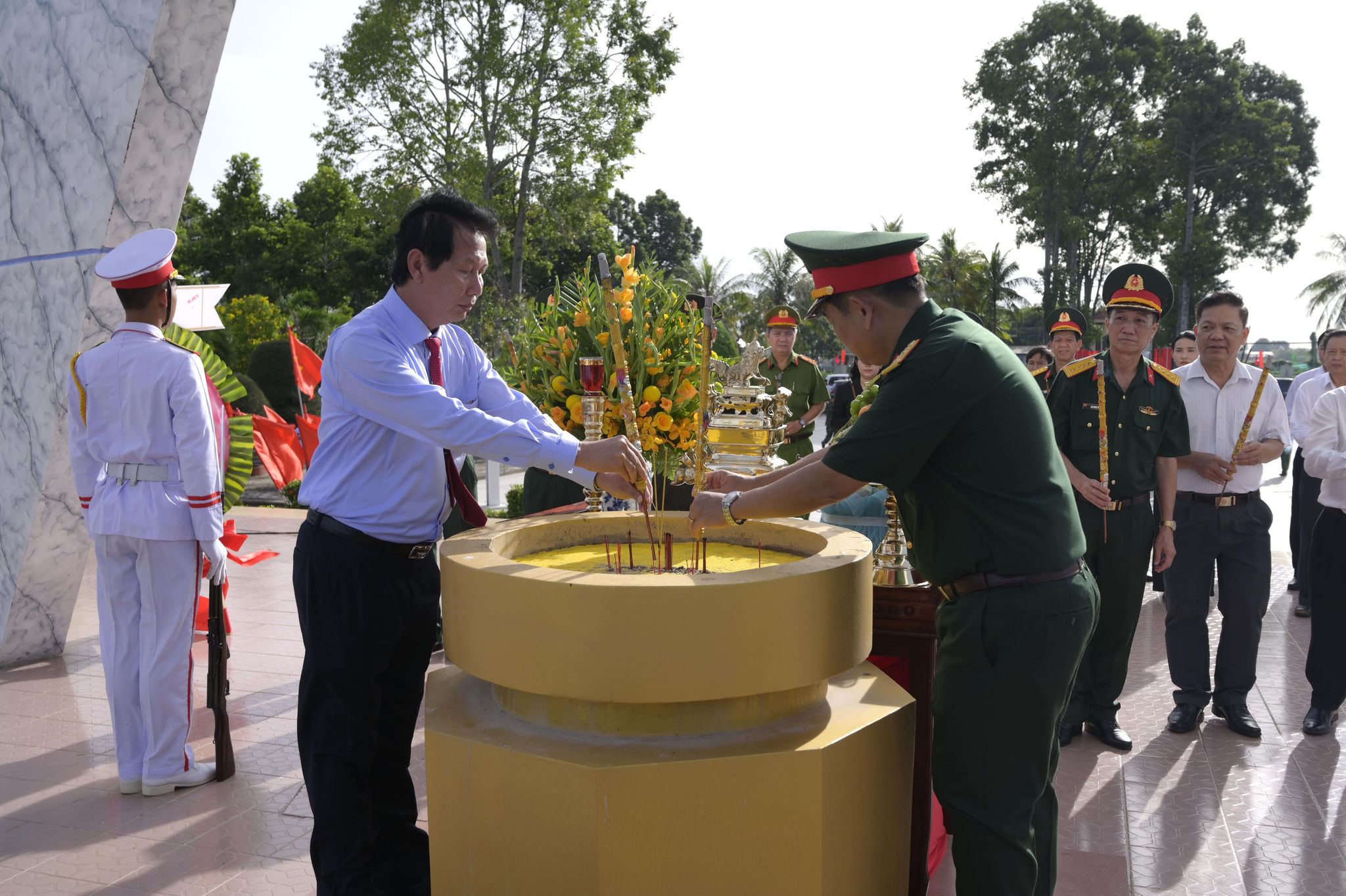 Ông Lê Văn Phước ( Bìa trái), Phó Chủ tịch UBND tỉnh, Trưởng Ban Chỉ đạo 515 tỉnh An Giang dâng hương tại nghĩa trang