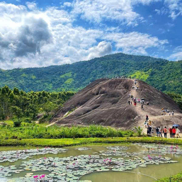 Đường lên tảng Đá Voi Mẹ (Ảnh St)
