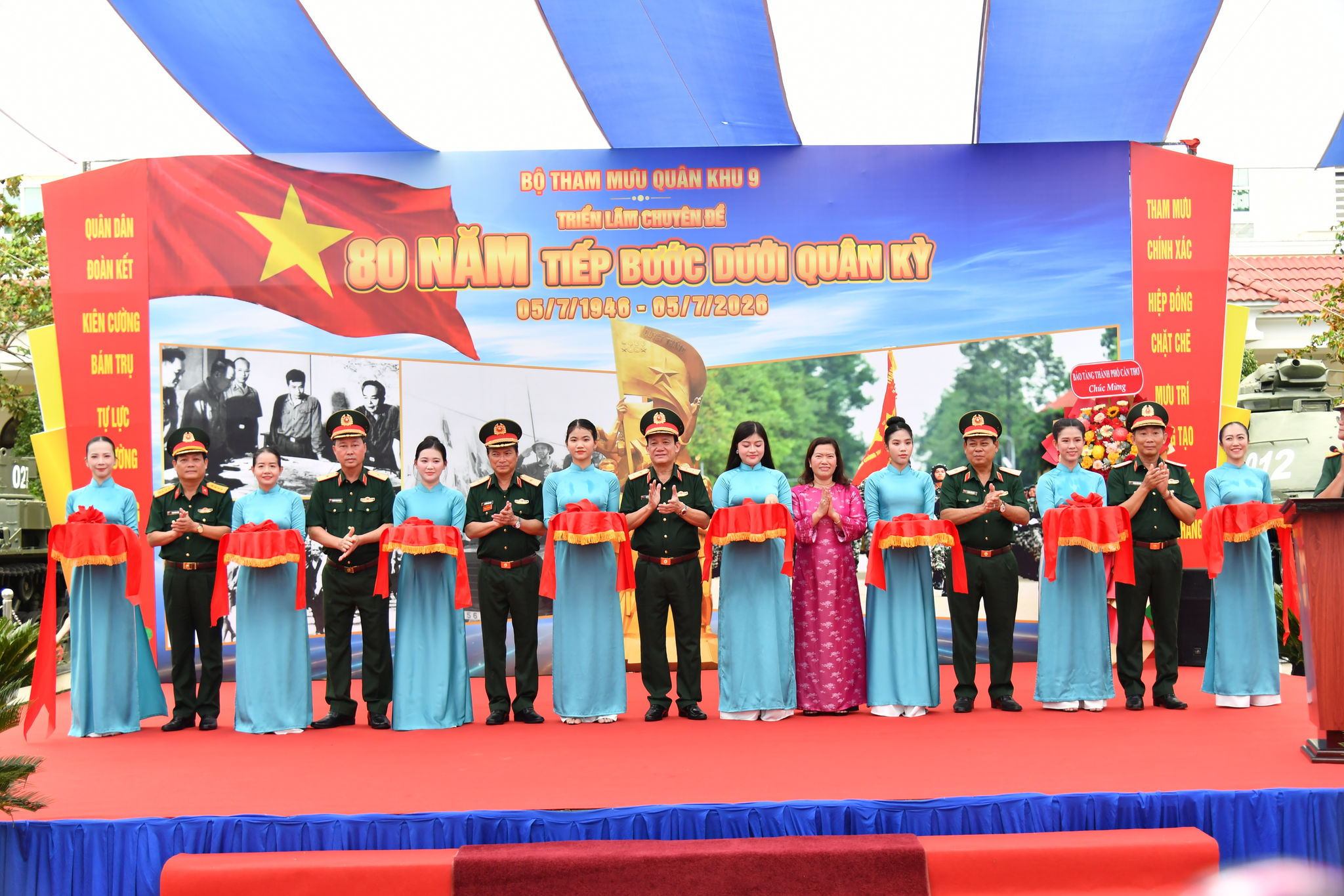 Các đại biểu thực hiện nghi thức cắt băng khai mạc triển lãm