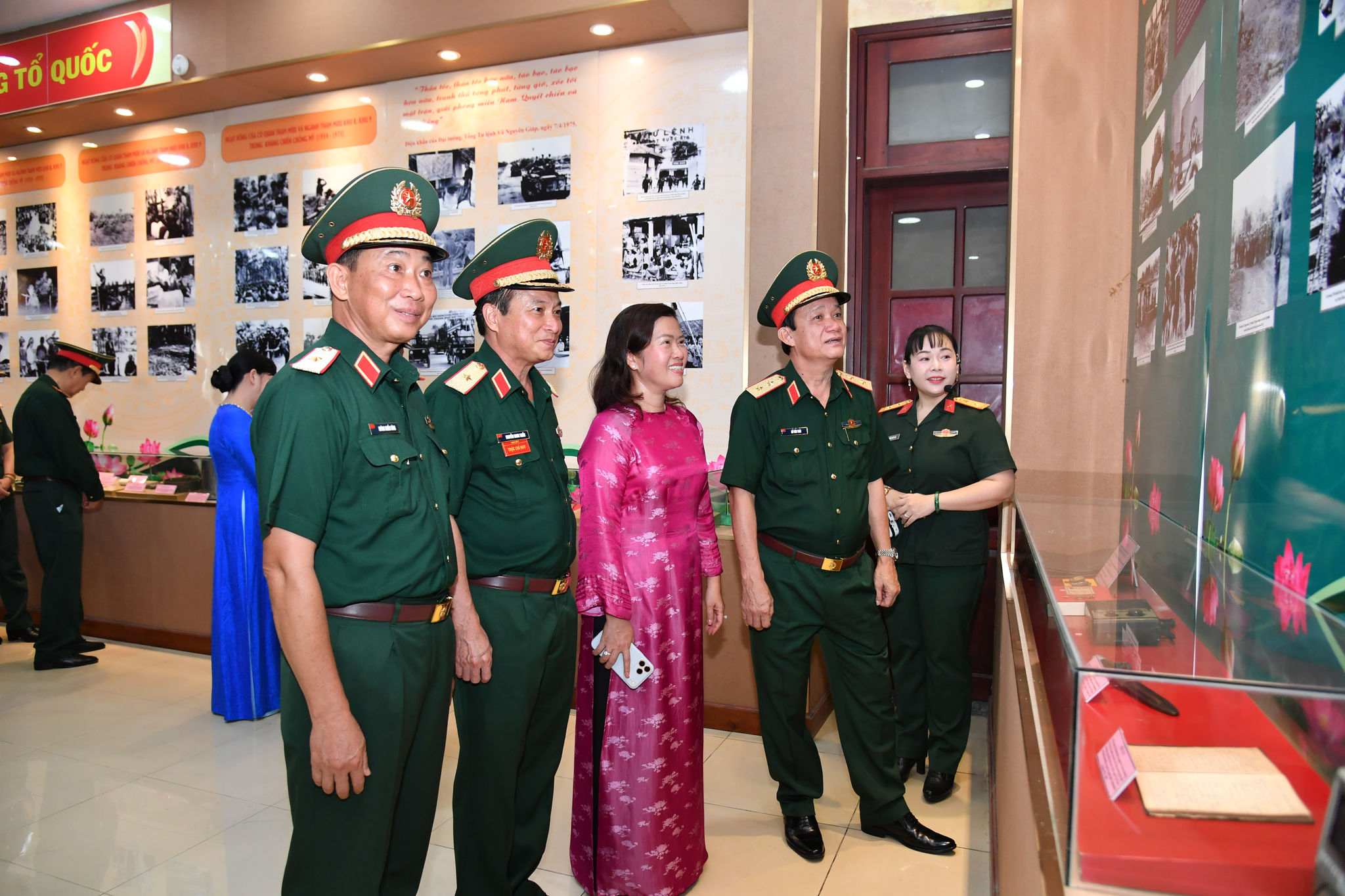 Quân khu 9 khai mạc triển lãm “80 năm tiếp bước dưới Quân kỳ” 
