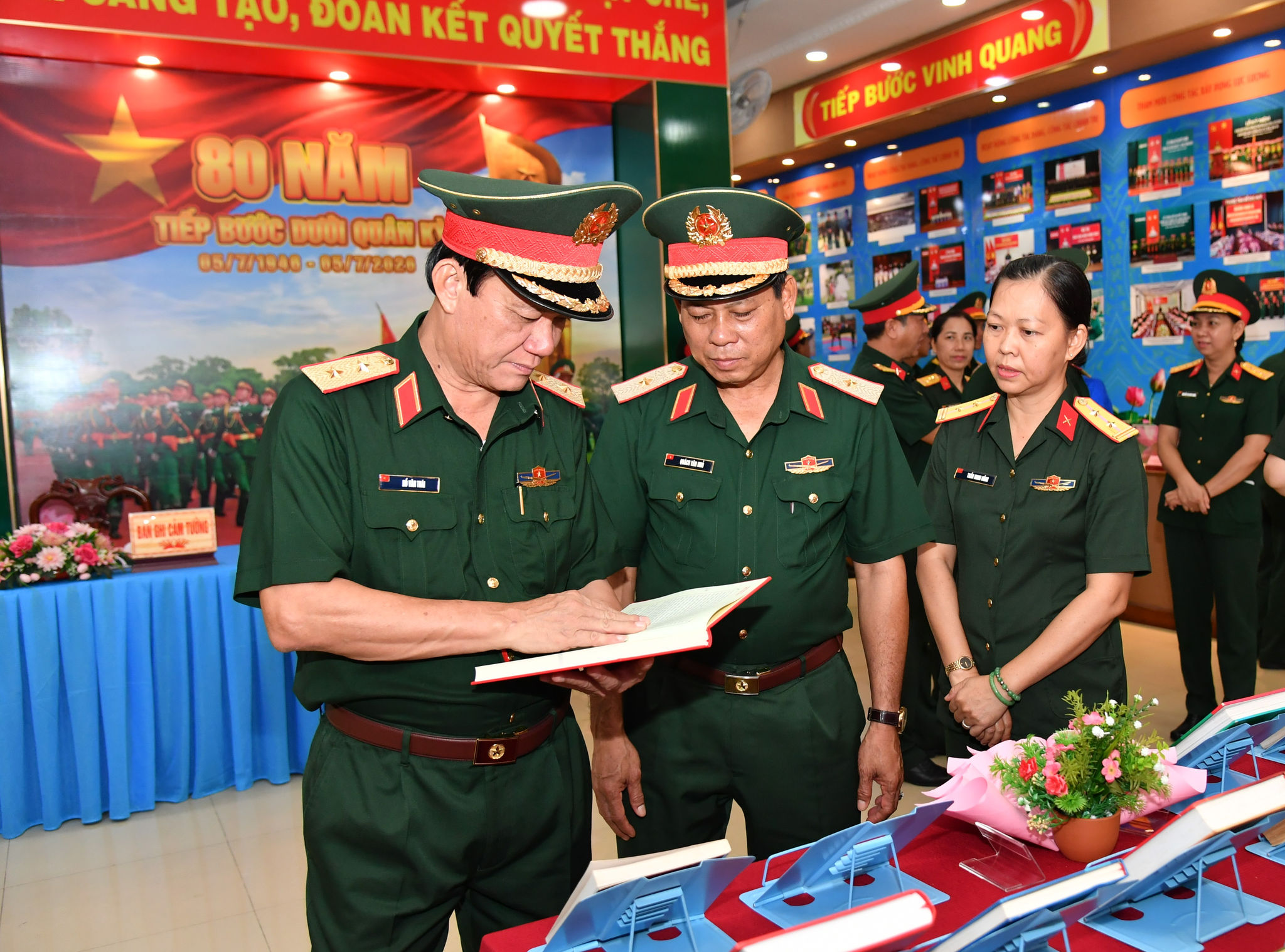 Trung tướng Hồ Văn Thái ( bìa trái), Bí thư Đảng ủy, Chính ủy Quân khu 9 tham quan sách truyền thống Bộ Tham mưu.
