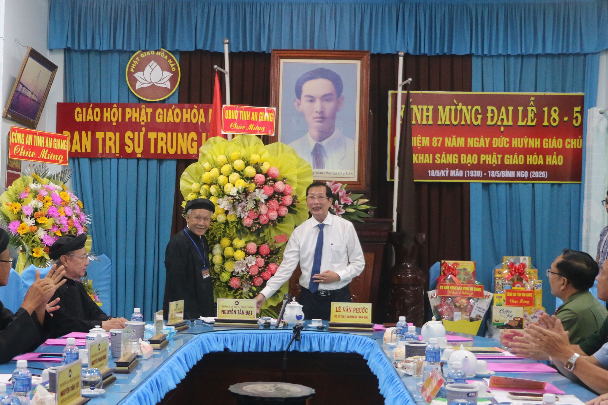 Ông Lê Văn Phước, Phó Chủ tịch UBND tỉnh An Giang đến thăm, chúc mừng Ban Trị sự Trung ương Giáo hội Phật giáo Hòa Hảo tại Chùa An Hoà Tự (xã Phú Tân, tỉnh An Giang), nhân kỷ niệm 87 năm Ngày Đức Huỳnh Giáo chủ khai sáng đạo Phật giáo Hòa Hảo (18/5 năm Kỷ Mão 1939 - 18/5 năm Bính Ngọ 2026).