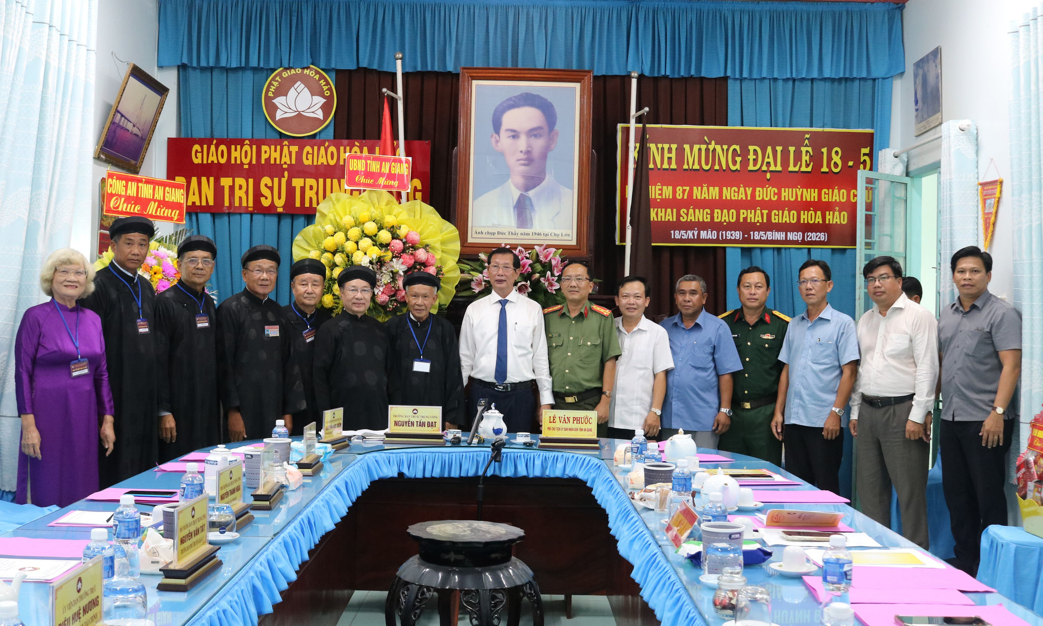 Đại diện lãnh đạo các cơ quan, Sở và ban ngành đến chúc mừng Ban Trị sự Trung ương Giáo hội Phật giáo Hòa Hảo tại Chùa An Hoà Tự, nhân kỷ niệm 87 năm khai sáng đạo Phật giáo Hòa Hảo
