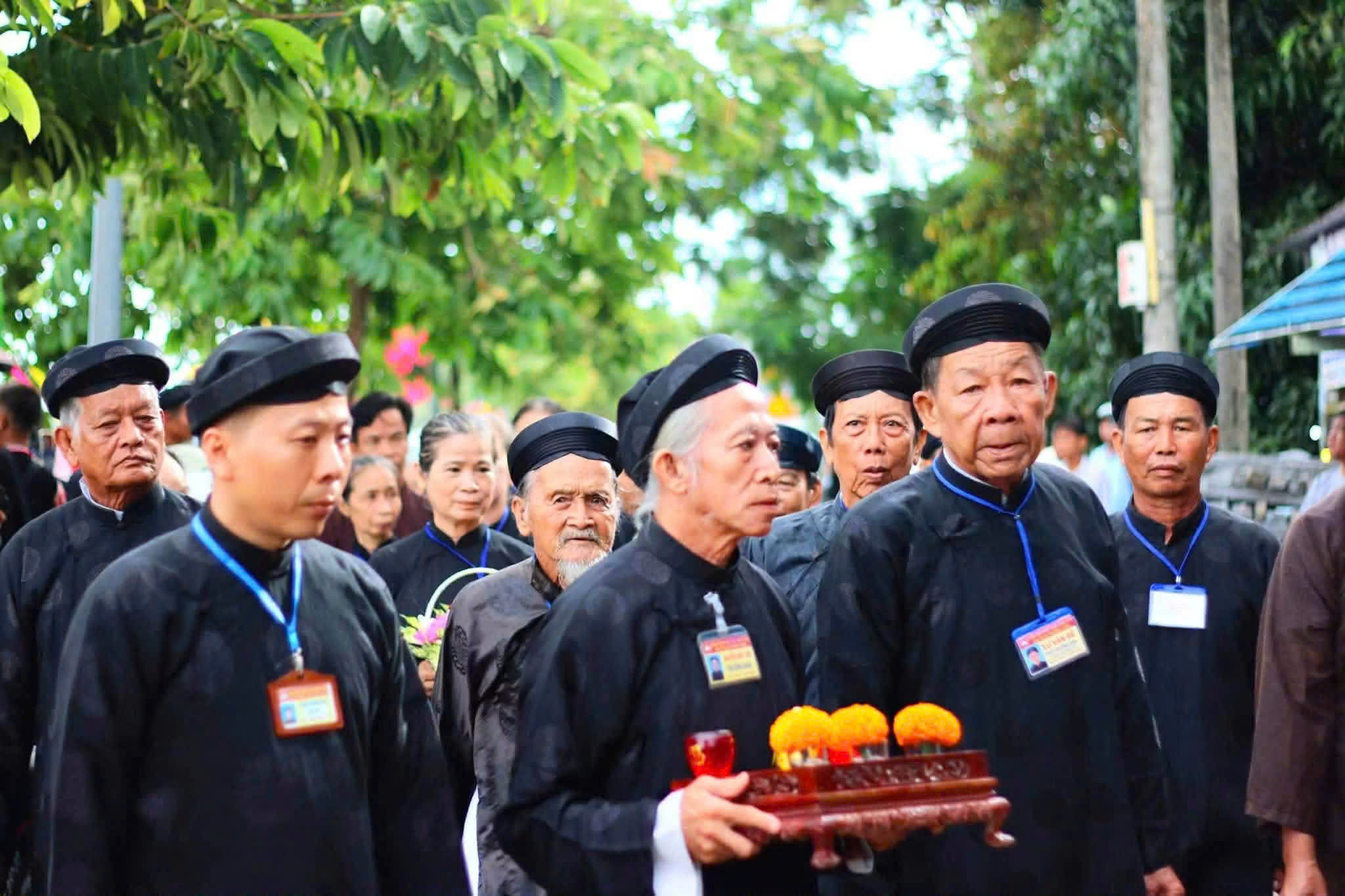 Nhiều nghi lễ truyền thống được tổ chức nhiều nơi nhân dịp nhân kỷ niệm 87 năm khai sáng đạo Phật giáo Hòa Hảo.