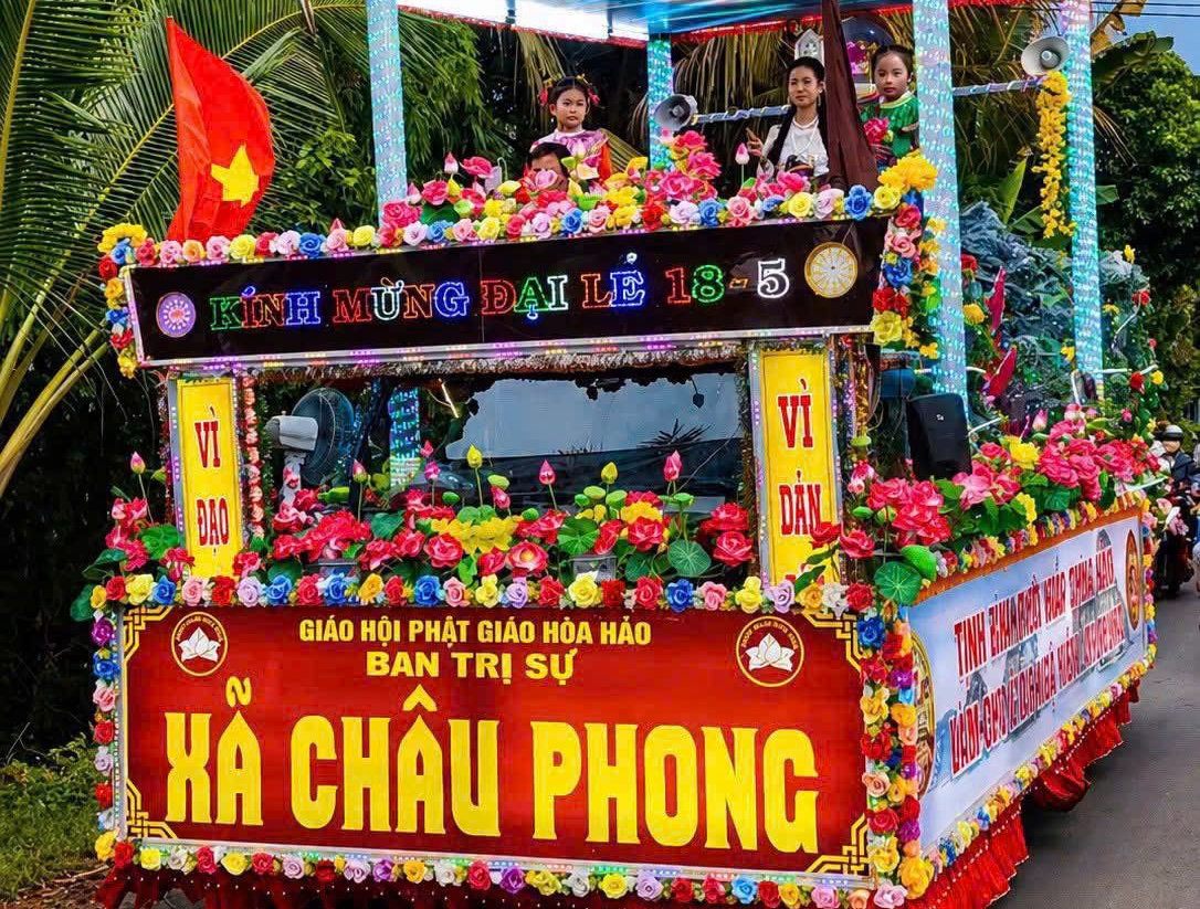 Các xe hoa được trang trí rực rỡ diễn hành trên các con đường làm không khí ngày kỷ niệm càng thêm nhộn nhịp.