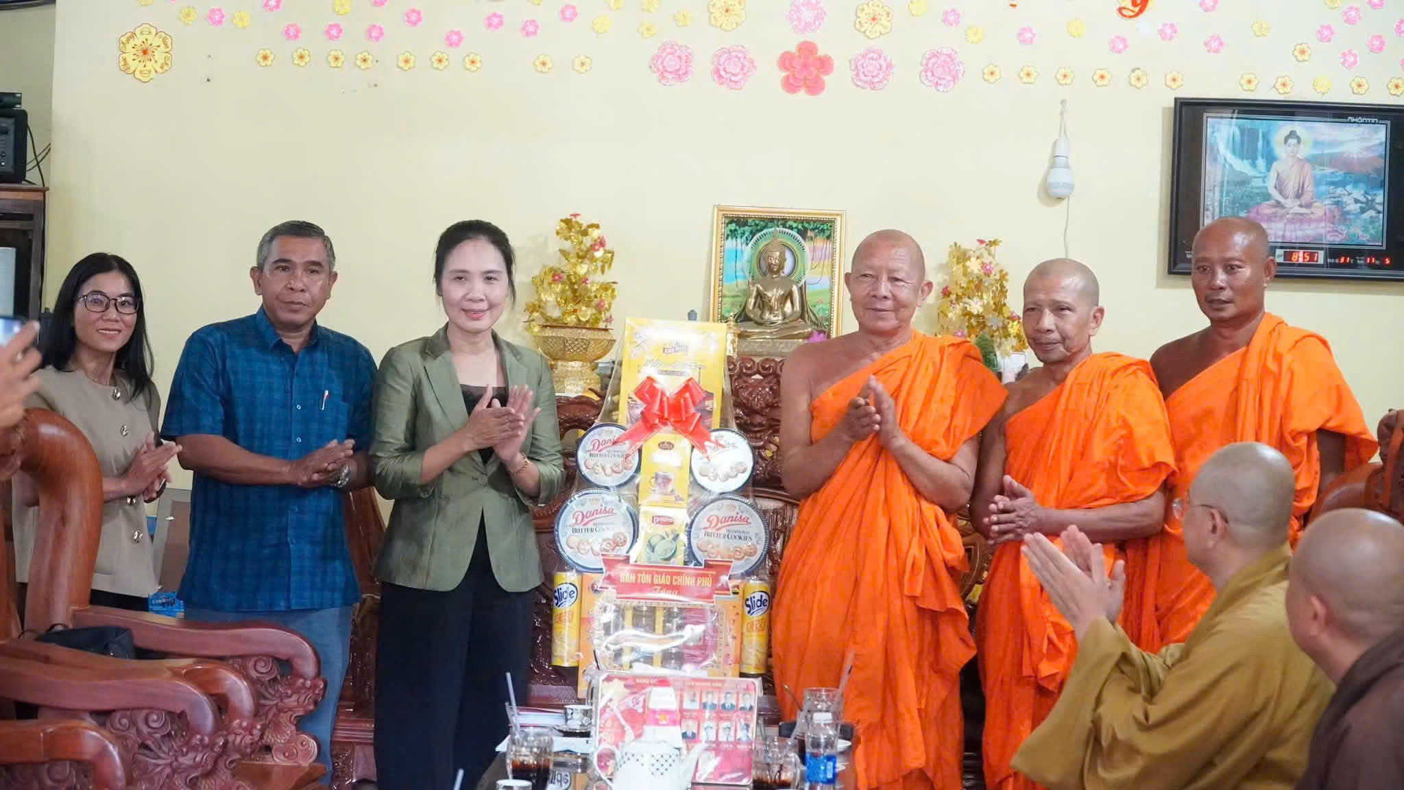 Bà Trần Thị Minh Nga, Phó Trưởng Ban Tôn giáo Chính phủ trao qùa đến Ban giám hiệu trường Trung cấp Phật học Nam tông Khmer Kiên Giang