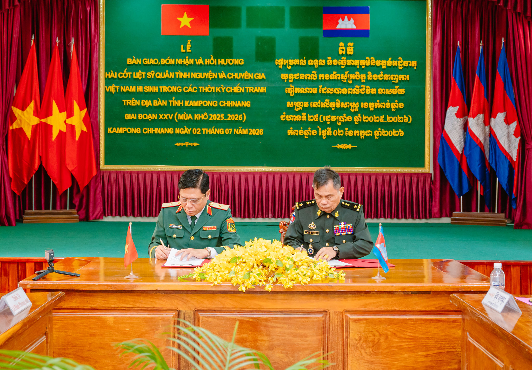 Thiếu tướng Huỳnh Văn Ngon, Phó Chính ủy Quân khu, Trưởng Ban Chỉ đạo 515 Quân khu 9 (bên trái) và Trung tướng Mum Sopheap, Phó Tư lệnh Quân khu Đặc biệt ký kết biên bản giao nhận hài cốt liệt sĩ quân tình nguyện và chuyên gia Việt Nam hy sinh trong các thời kỳ chiến tranh tại Campuchia