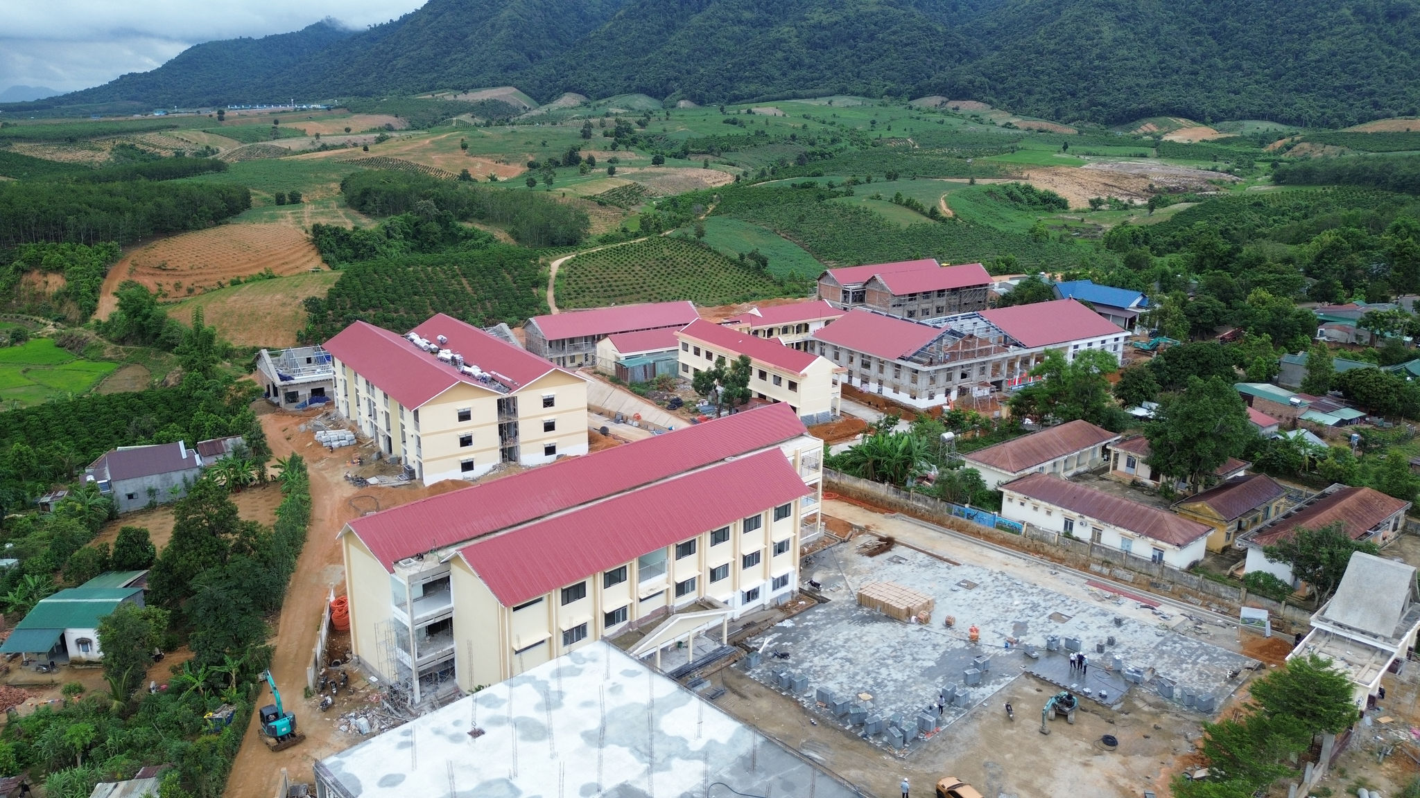 Quyết tâm đưa Trường nội trú liên cấp Rờ Kơi về đích đúng tiến độ 