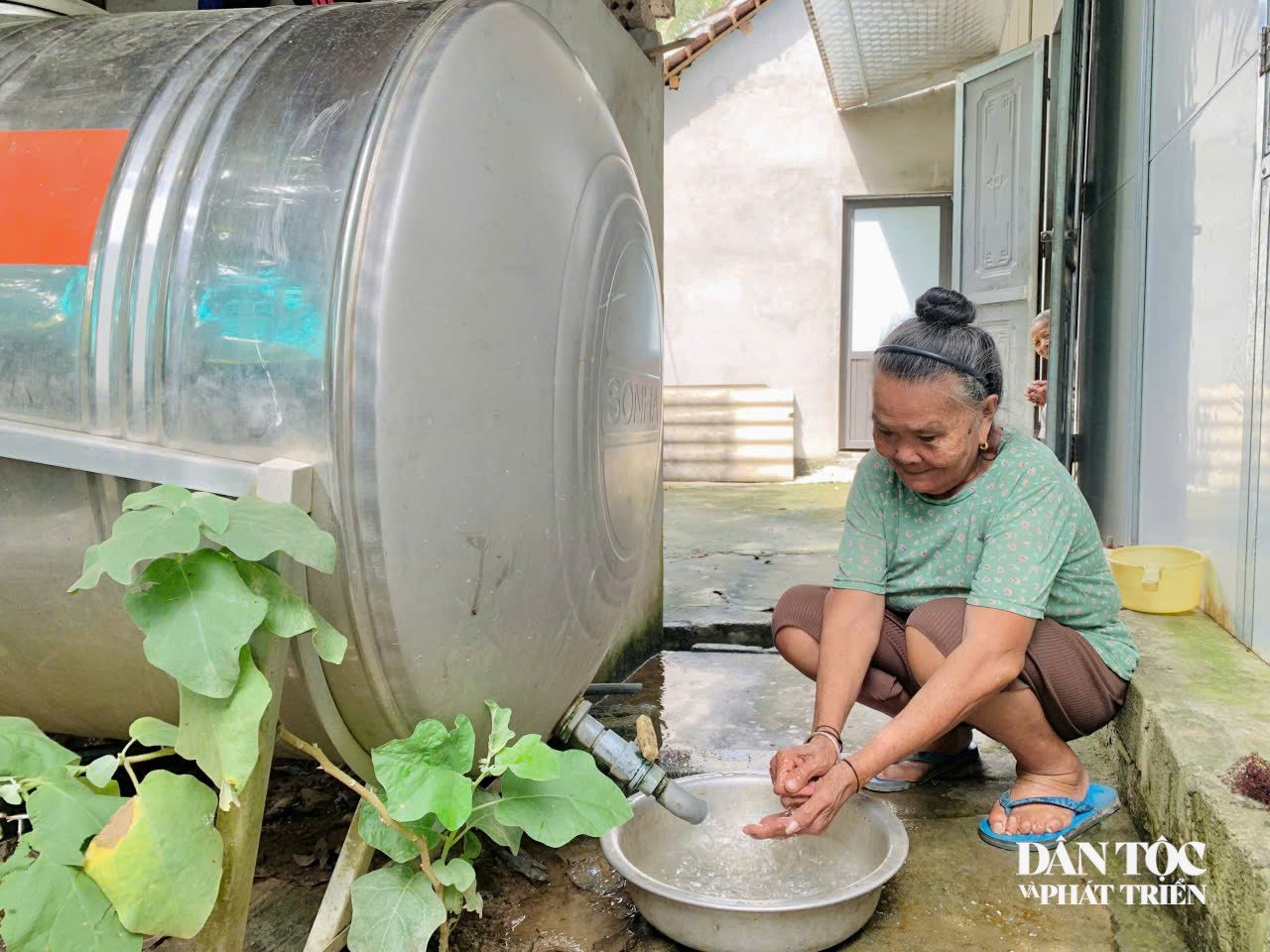 Bà Lương Thị Lợi ở bản Na Bón xã Yên Na