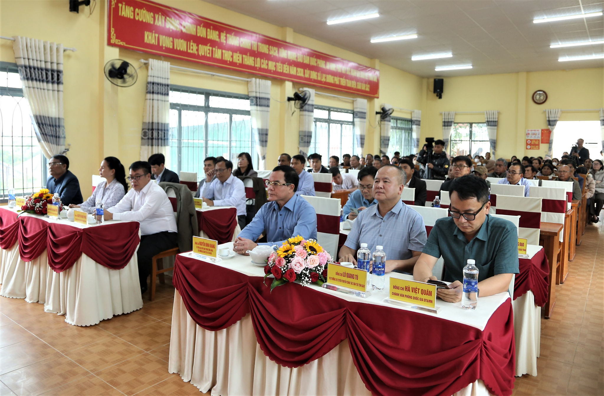 đoàn công tác của Bộ Dân tộc và Tôn giáo do Bộ trưởng Nguyễn Đình Khang làm trưởng đoàn đã đến thăm tặng quà tại xã Lạc Dương