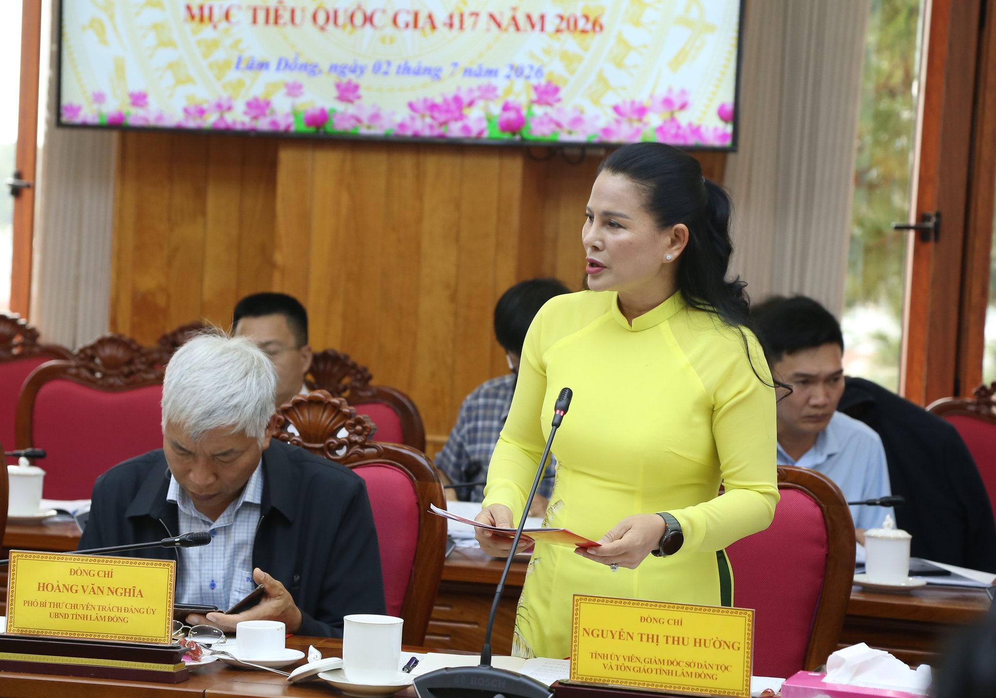 Giám đốc Sở Dân tộc và Tôn giáo tỉnh Lâm Đồng Nguyễn Thị Thu Hường báo cáo đoàn công tác