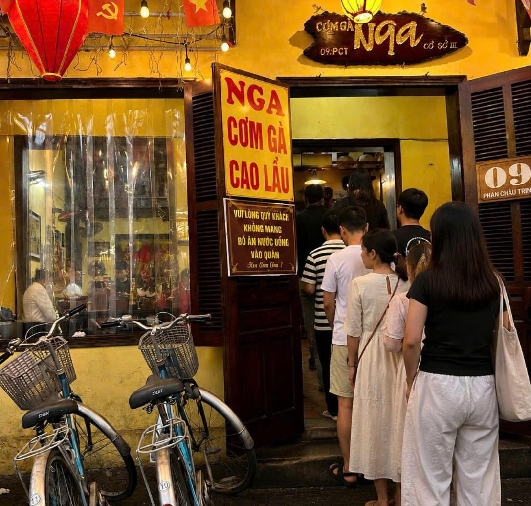 Cơm gà Bà Nga một sự lựa chọn trong ẩm thực Hội An. Ảnh: Việt Hà