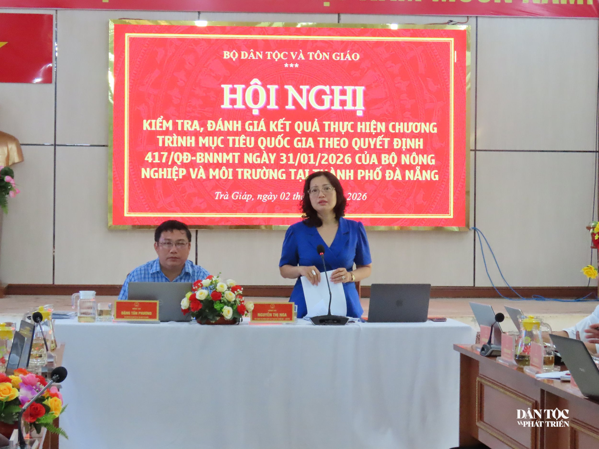 Bà Nguyễn Thị Nga - Phó Chánh Văn phòng Quốc gia về dân tộc và miền núi phát biểu chủ trì buổi làm việc với xã Trà Giáp. Ảnh: Huy Trường