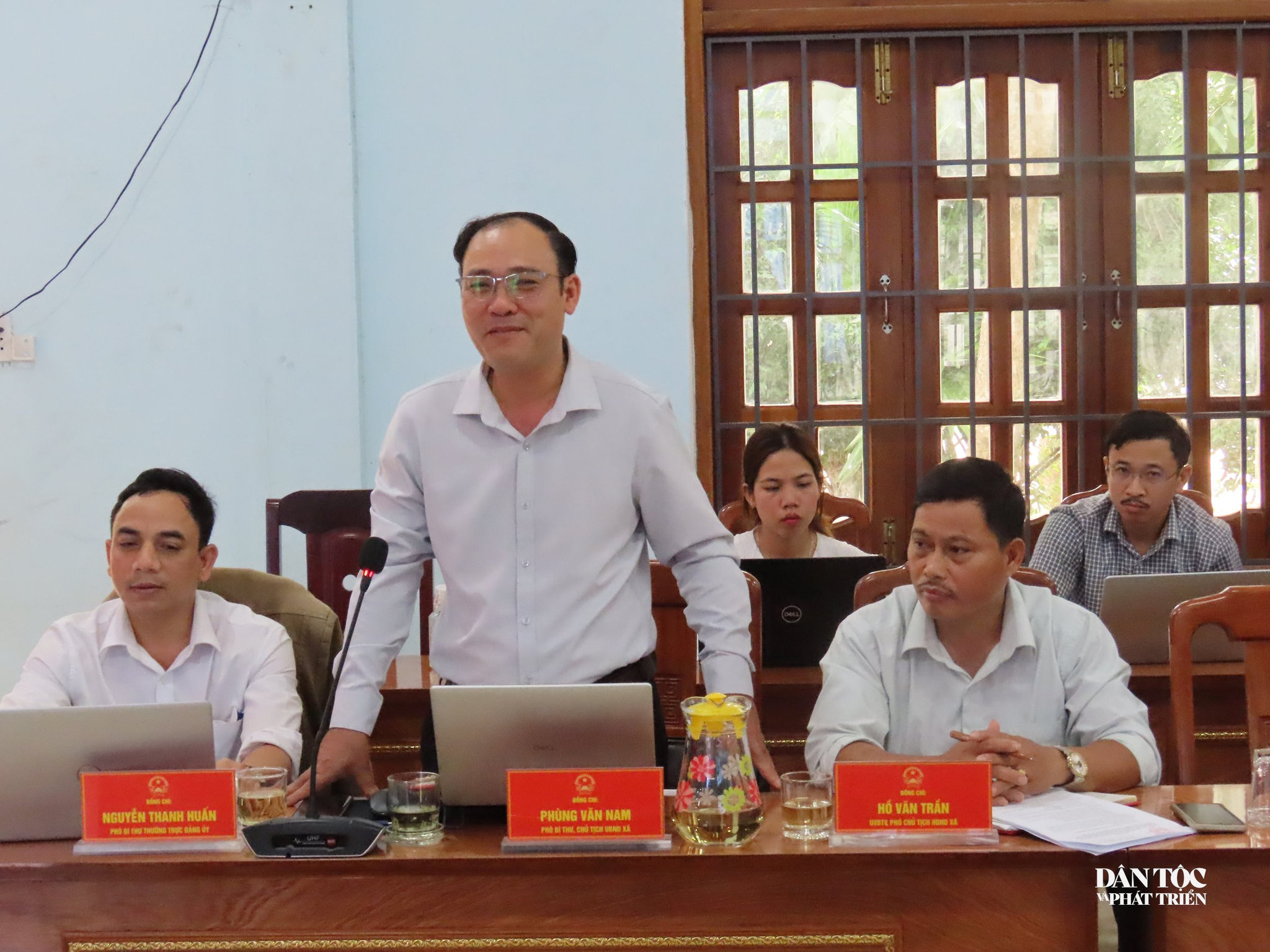 Ông Phùng Văn Nam, Chủ tịch UBND xã Trà Giáp báo cáo về việc triển khai chương trình mục tiêu quốc gia với Đoàn công tác của Bộ Dân tộc và Tôn giáo. Ảnh: Huy Trường