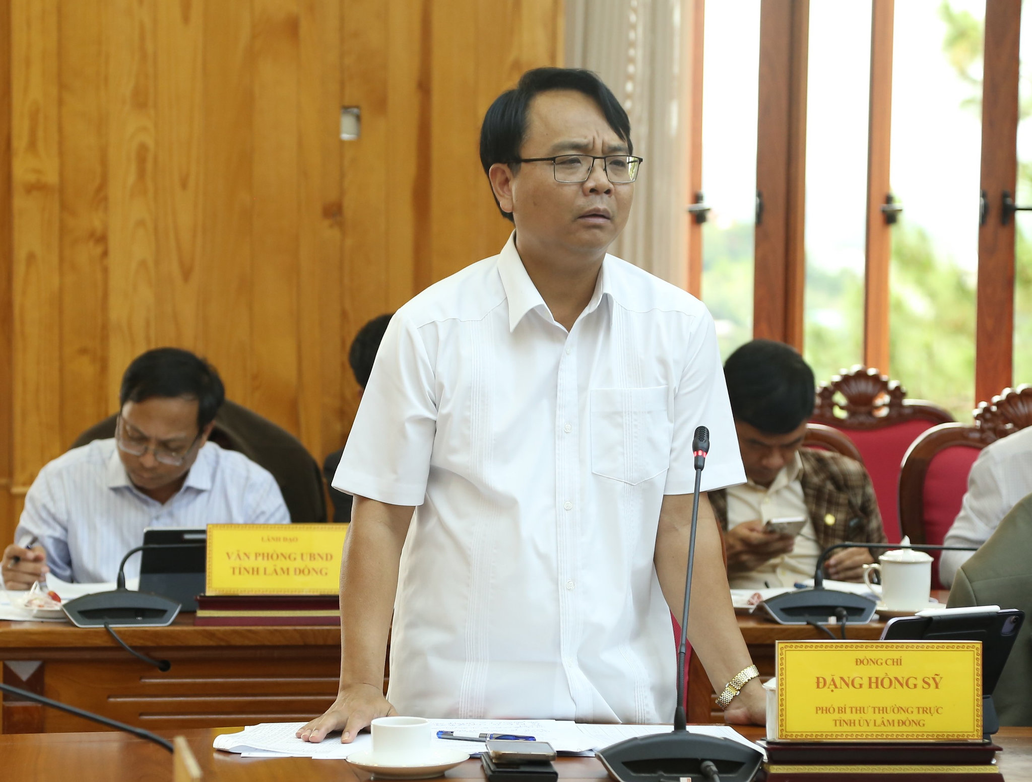 Phó Bí thư Thường trực Tỉnh ủy Lâm Đồng Đặng Hồng Sĩ chia sẻ đoàn công tác tại buổi làm việc