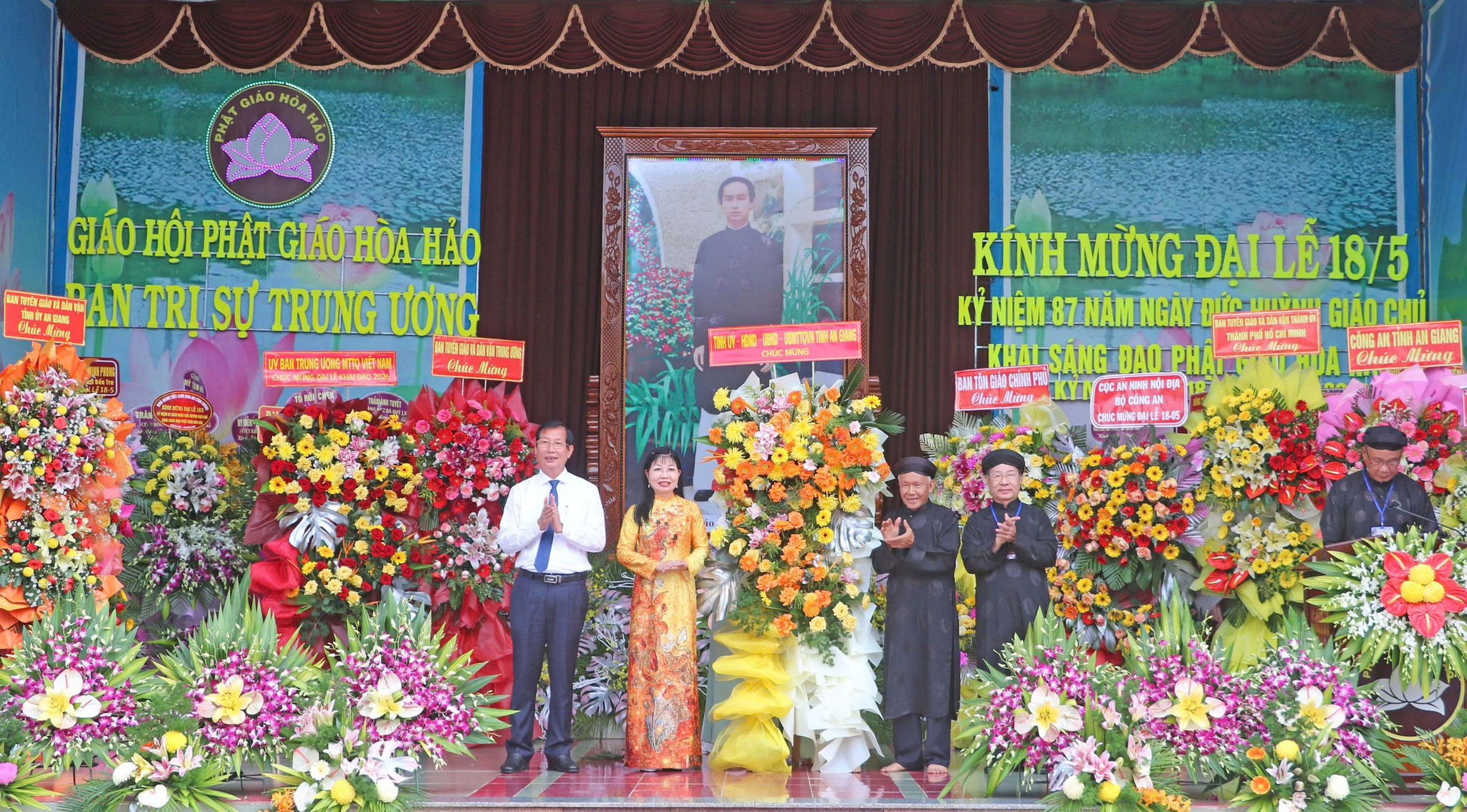 Đại diện lãnh đạo Tỉnh uỷ, HĐND, UBND, Uỷ ban Mặt trận Tổ quốc Việt Nam tỉnh An Giang tặng hoa, chúc mừng Đại lễ kỷ niệm 87 năm Ngày khai sáng đạo Phật giáo Hòa Hảo