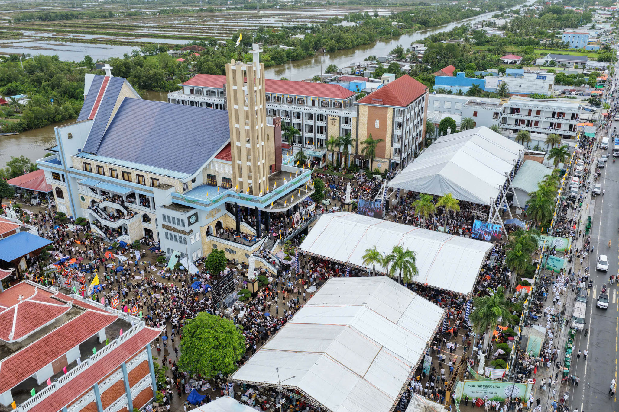 Biển người về dự Thánh lễ.