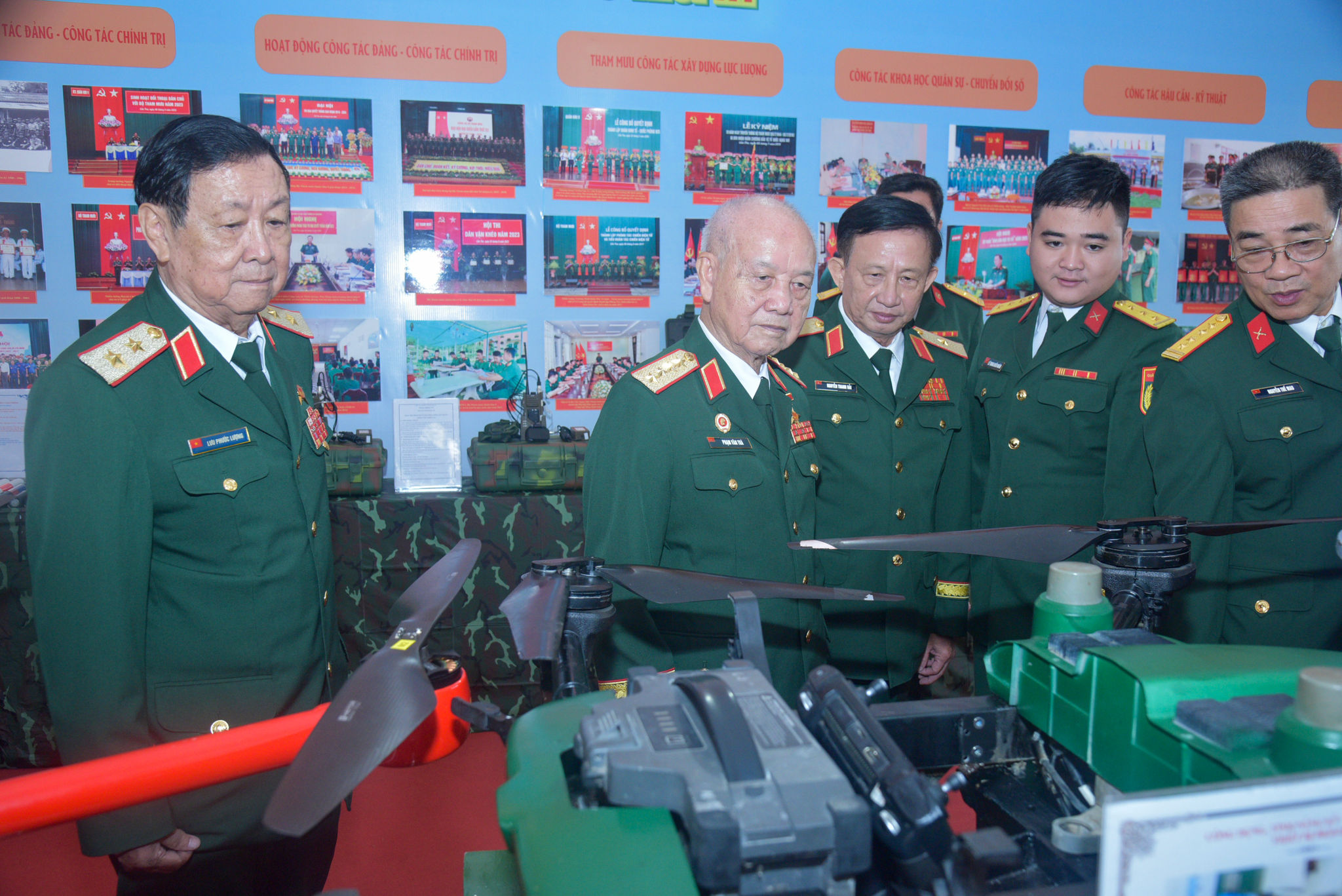 Đại tướng Phạm Văn Trà ( đứng thứ 2 từ trái qua), Nguyên Ủy viên Bộ Chính trị, Nguyên Bộ trưởng Bộ Quốc phòng cùng các đại biểu tham quan khu trưng bày triển lãm tại Lễ kỷ niệm 80 năm Ngày Truyền thống Bộ Tham mưu Quân khu 9