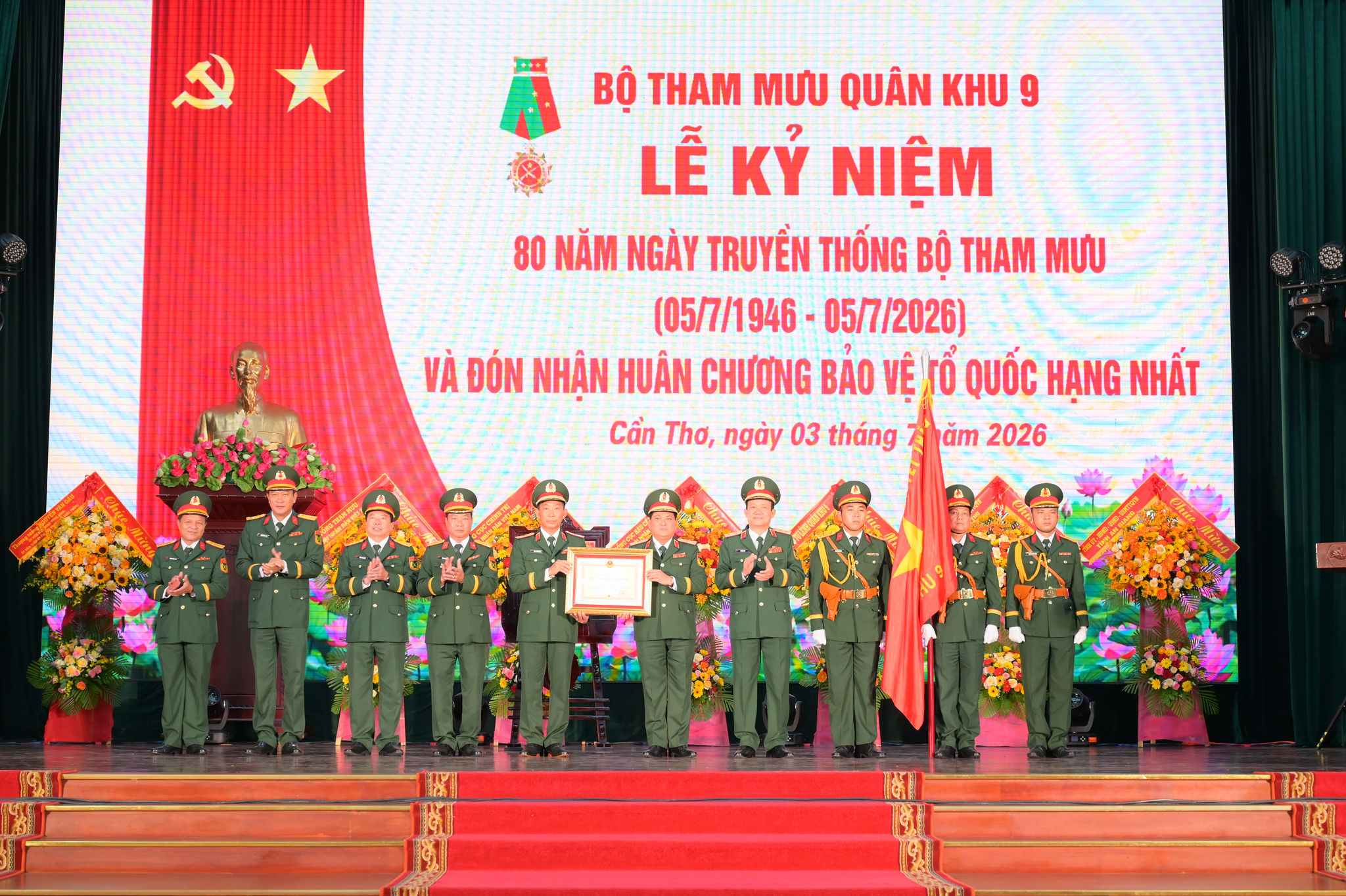 Thừa ủy quyền của Chủ tịch nước, Trung tướng Hồ Văn Thái, Bí thư Đảng ủy, Chính ủy Quân khu 9 trao Huân chương Bảo vệ Tổ quốc hạng Nhất cho Bộ Tham mưu Quân khu 9