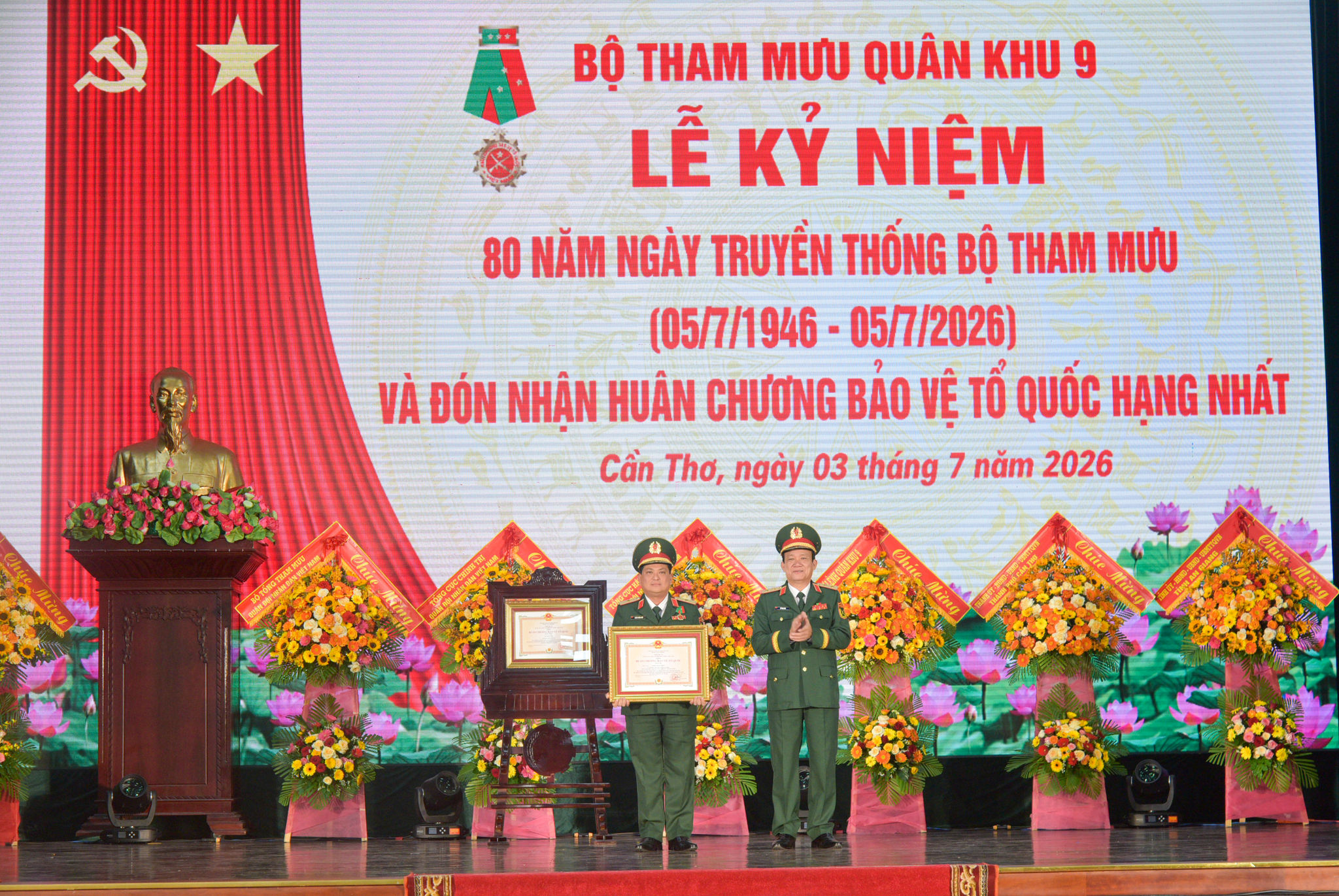 Thừa ủy quyền của Chủ tịch nước, Trung tướng Hồ Văn Thái, Bí thư Đảng uy, Chính ủy Quân khu 9 trao Huân chương Bảo vệ Tổ quốc hạng Ba cho Thiếu tướng Chiêm Thống Nhất, UVTƯ Đảng, Phó Tư lệnh, Tham mưu trưởng Quân khu 9.