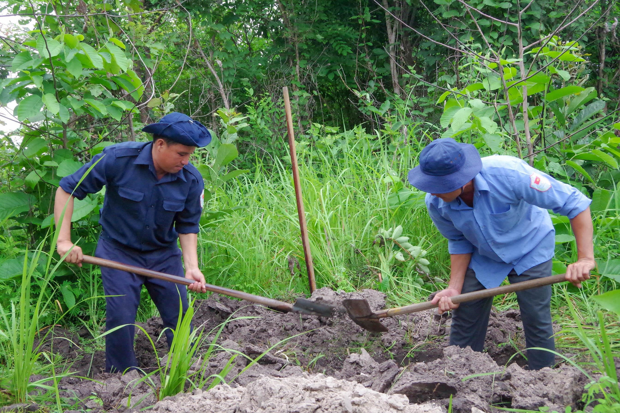 Cán bộ, chiến sĩ Đội K93, Bộ CHQS tỉnh An Giang thực hiện nhiệm vụ tìm kiếm, quy tập hài cốt liệt sĩ trên đất bạn Campuchia. Ảnh: Phương Vũ