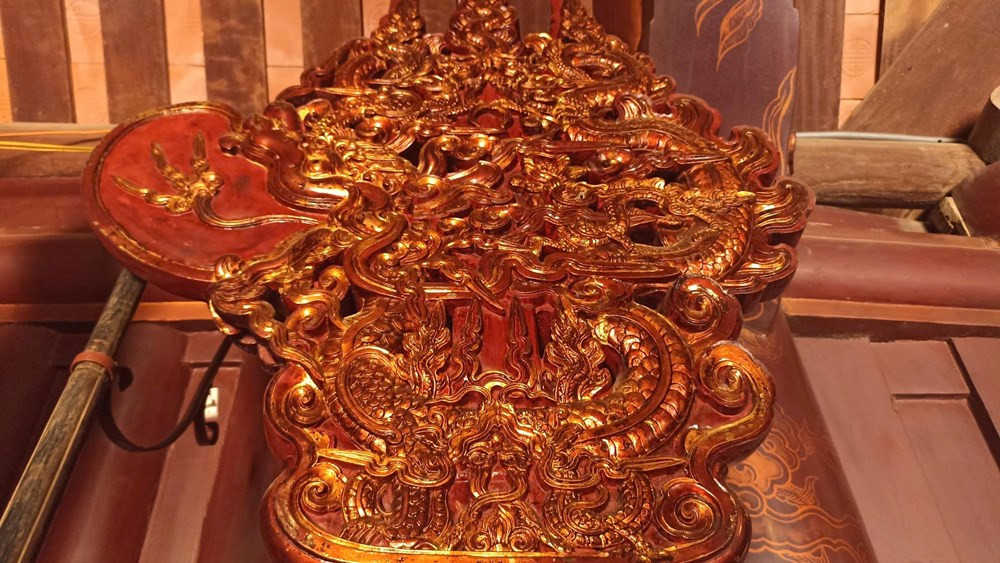 Hai bộ Phủ Việt được chạm khắc tinh xảo, thể hiện trình độ điêu khắc gỗ bậc cao của nghệ nhân thế kỷ XVII.